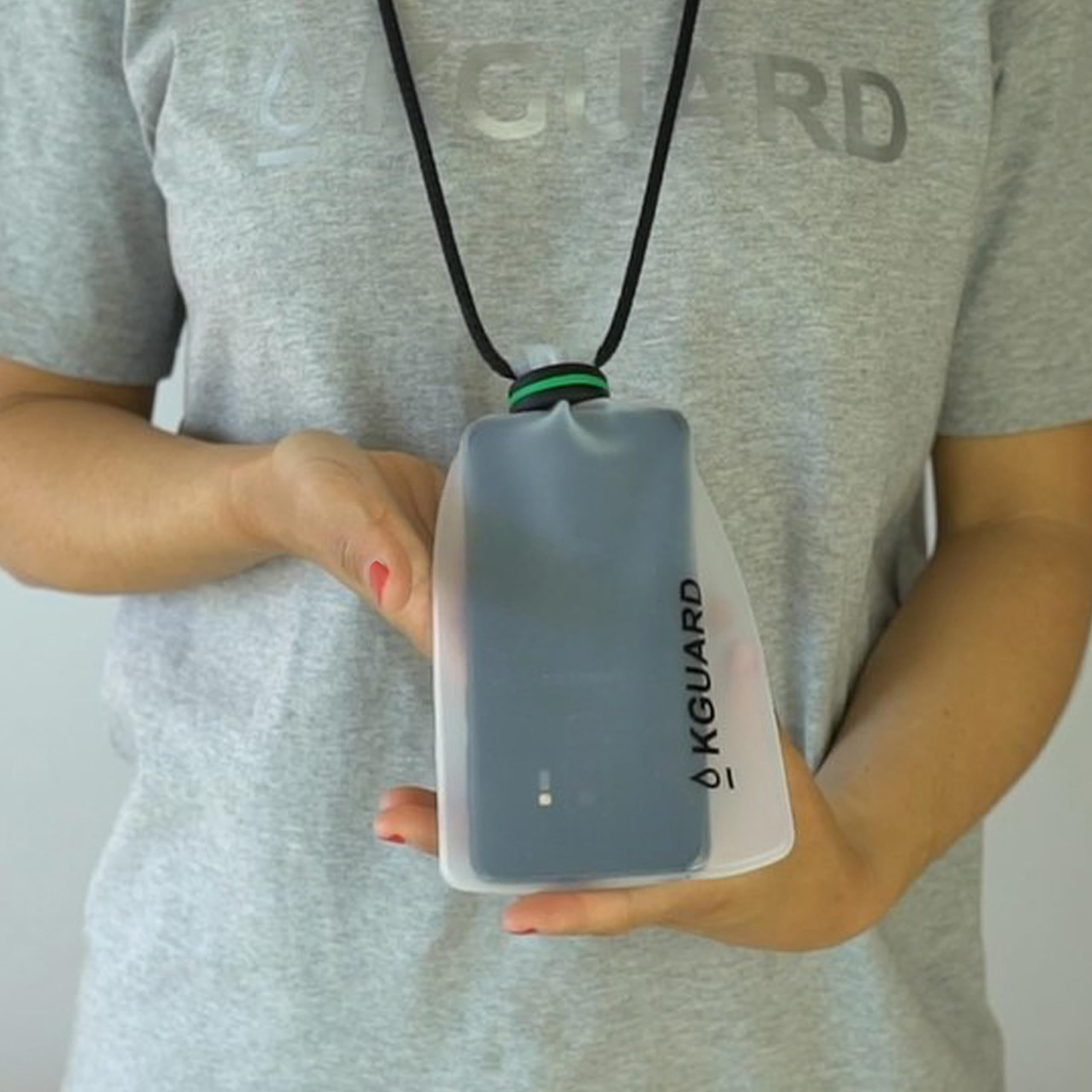 KGUARD XL – Bolsa Estanca Impermeable IPX8 para Smartphone, Llaves y Tarjetas – Silicona Antialergénica Translúcida con Aro Verde – Ideal para Surf, Paddle Surf, Kayak y Playa