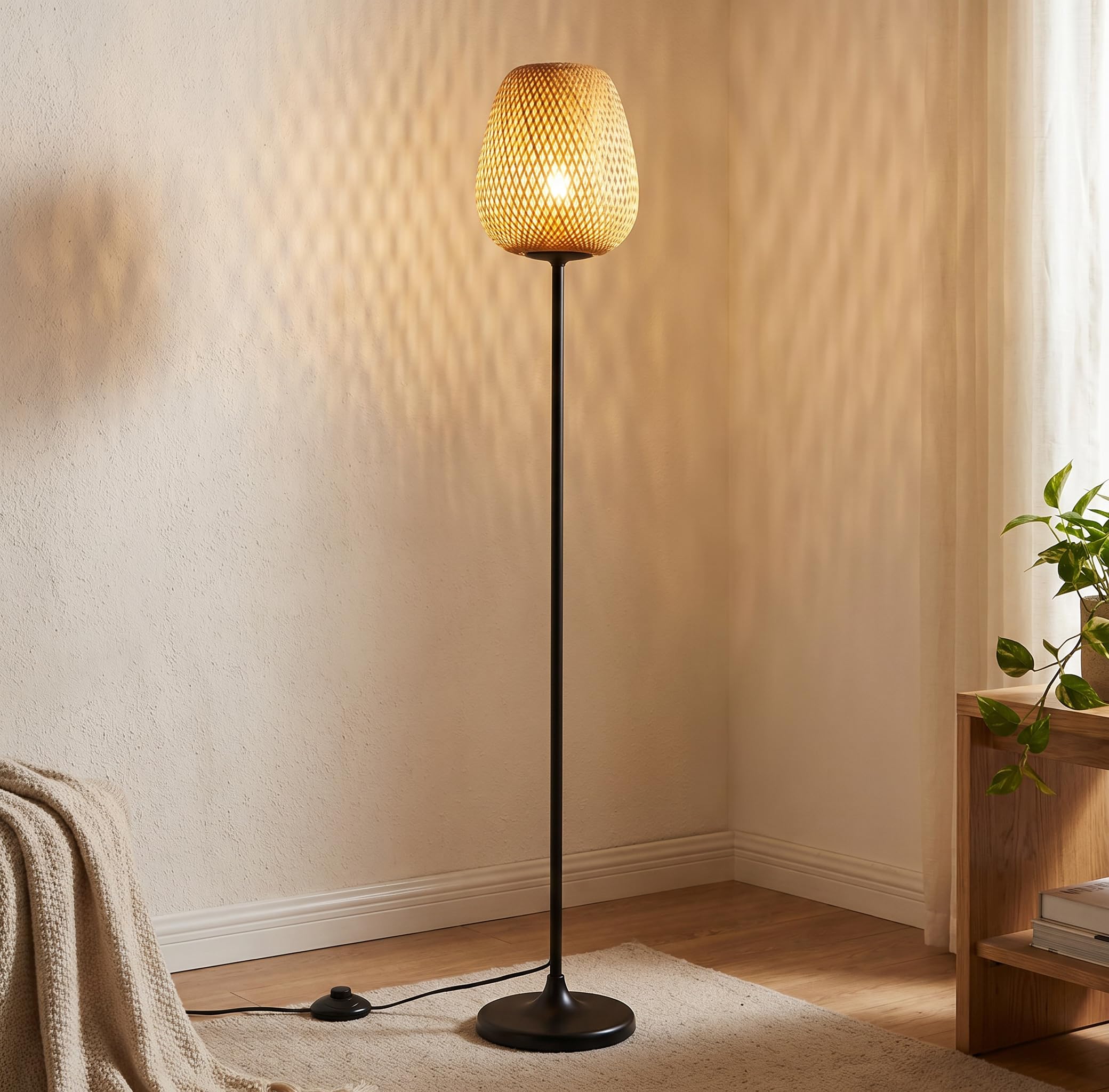 BARCELONA LED NIKKO Stehlampe aus Rattan mit E27 Fassung, Boho Bodenlampe Naturfaser, Handgefertigter Lampenschirm, Schwarzes Metall, Wohnzimmer Schlafzimmer Esszimmer Leselampe