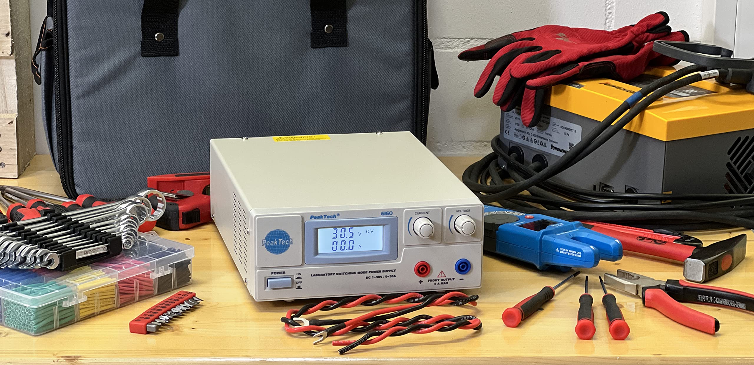Peak tech Alimentatore da laboratorio 0 – 30 V/0 – 30 A DC, 1 pezzo,, P 6160