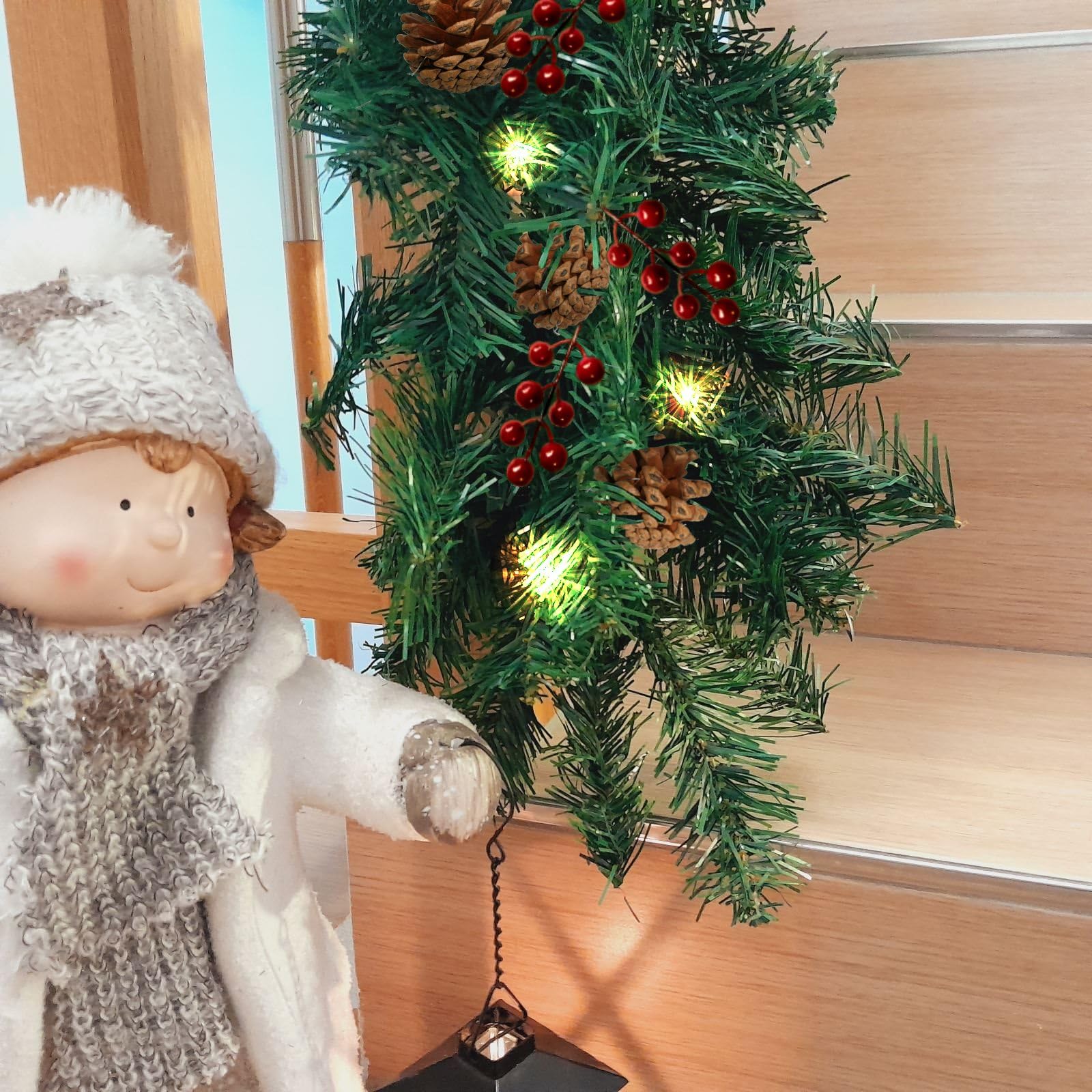 Weihnachtsgirlande Tannengirlande Girlande grün 10 m mit Kieferzapfen + rote Beeren und Led Lichterkette mit Batteriebox und Fernbedienung Girlande Weihnachten Weihnachtsdeko Tannengirlanden