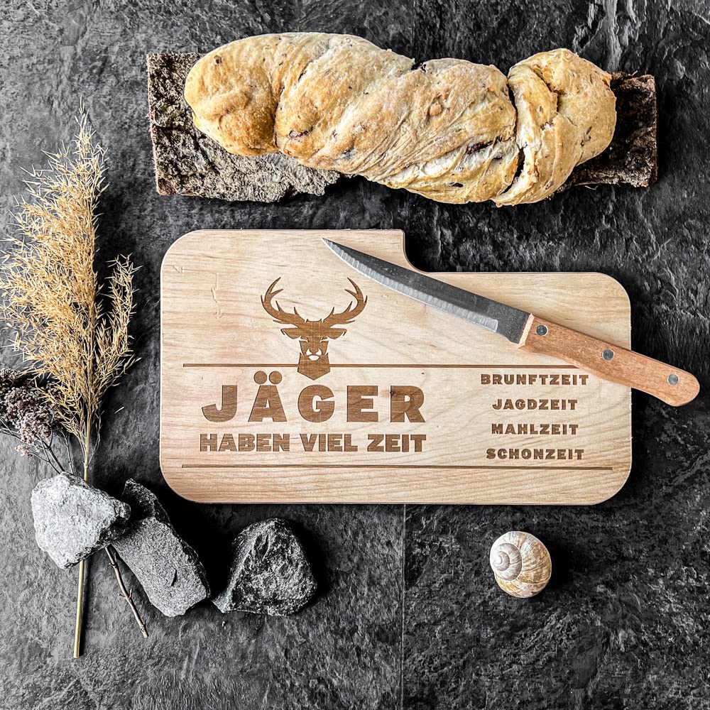 Spruchreif | Brotzeitbrett mit Messer "Jäger haben viel Zeit..." – Graviertes Holzbrett mit Jäger-Motiv | Lustiges Geschenk für Jäger & Jagdfreunde