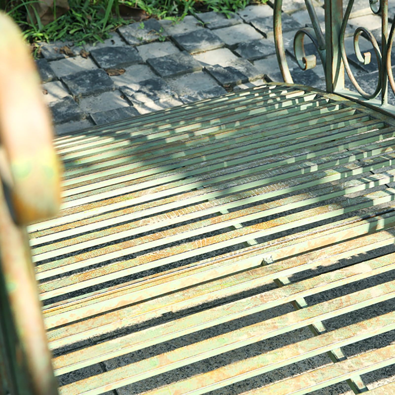 Puente de jardín Zen con arco de metal de 60 pulgadas con barandillas laterales de seguridad, pasarela decorativa, delicados volutas florales for arroyo, estanque de peces, antiguo, fácil de montar y