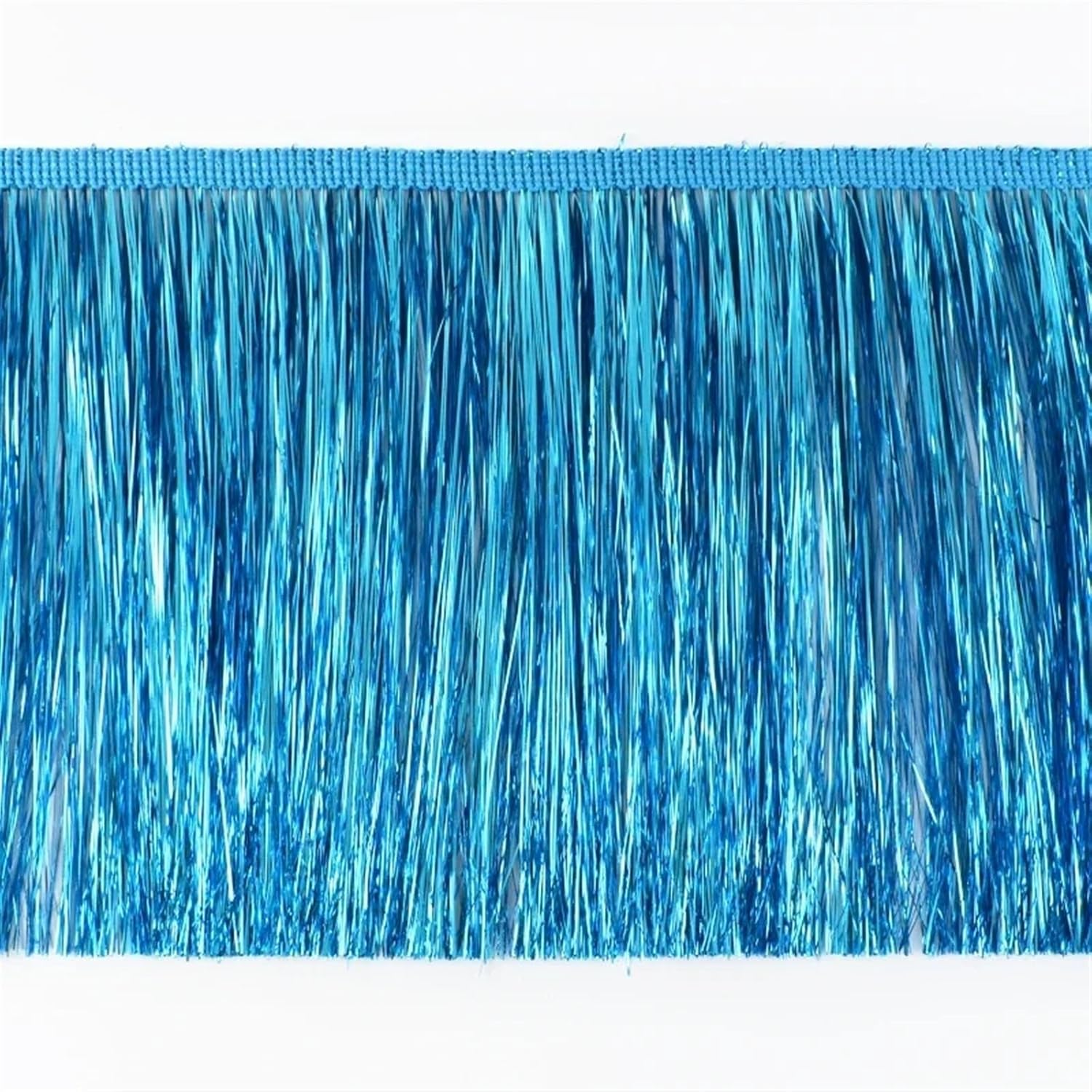 Encaje con borlas de 10 metros en color azul intenso que aporta vuelo al vestuario