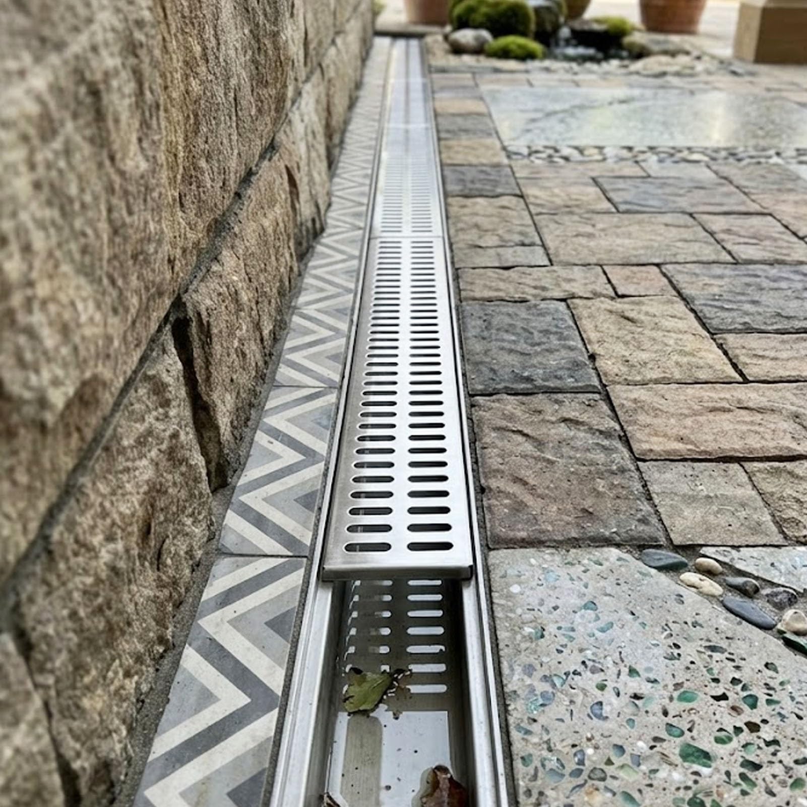 Canaleta Agua Canal de Drenaje Lineal con Cubierta de Rejilla, Sistema de Drenaje Exterior Resistente para Entrada, Patio y Garaje(60x10x10cm(23 5/8"x4"x4"))