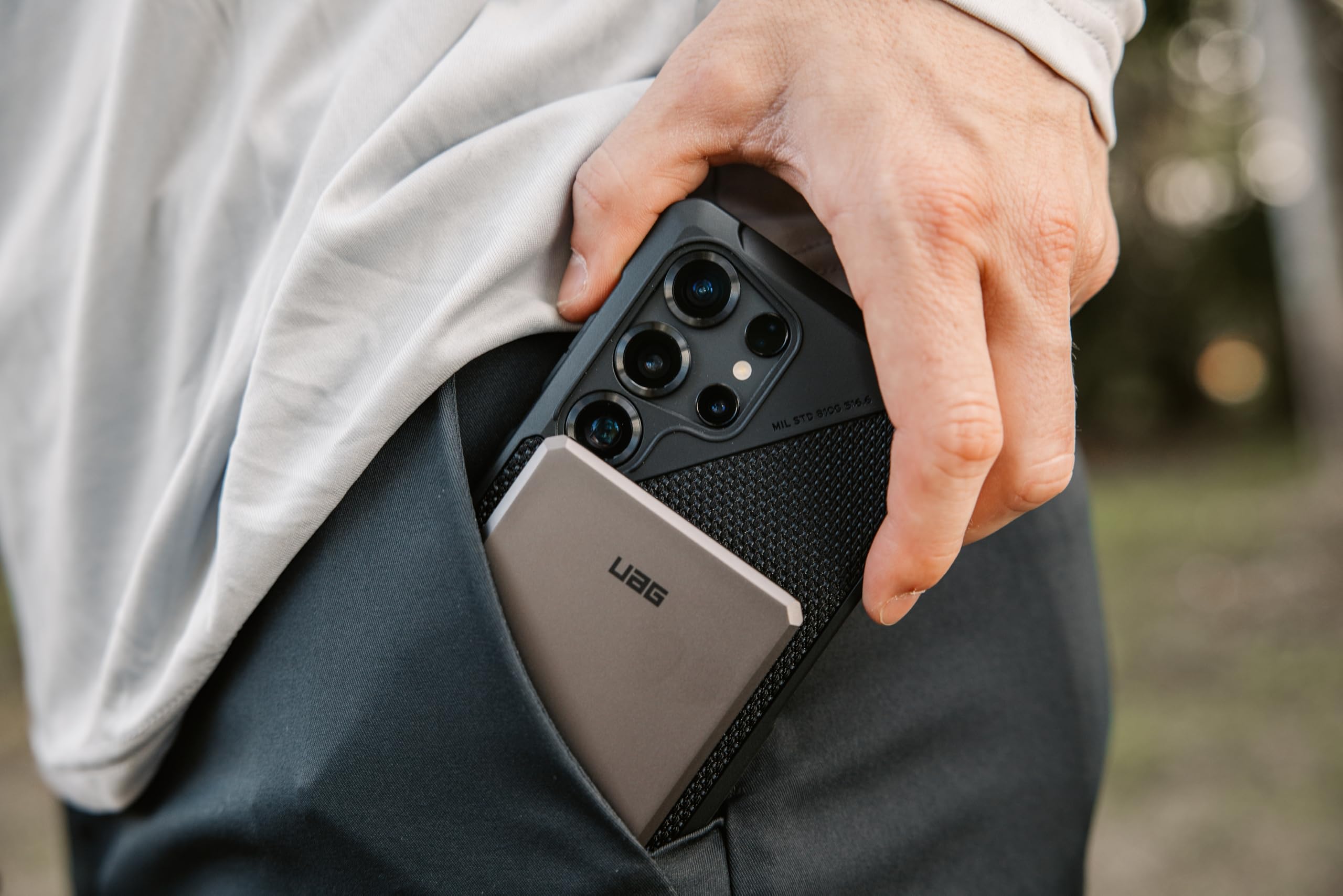 URBAN ARMOR GEAR UAG - Power Bank SRGE da 5000 mAh, 20 W, USB-C, sottile, magnetico, wireless, portatile, ricarica rapida, compatibile con iPhone 16, Samsung Galaxy S25, nero/grigio