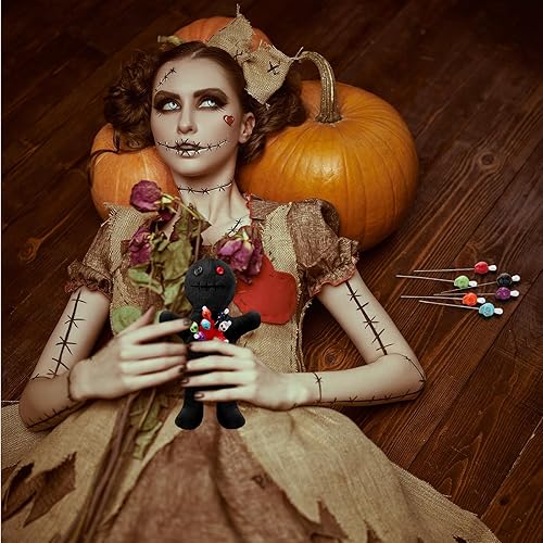 Miniatura 2 de Kathfly El juego de 8 muñecas Voodoo incluye muñeca de terror, 7 pines de calavera Ghost Soft Revenge espeluznante soporte de alfiler de resina vudú