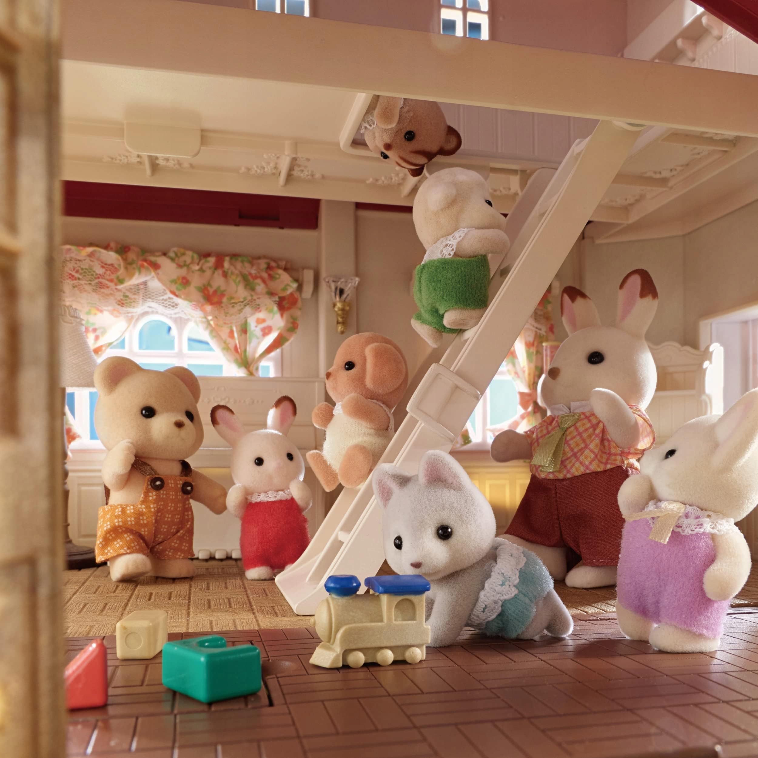 Sylvanian Families - La grande maison éclairée et sa pièce secrète - Maison avec + 10 accessoires - Plongez dans l'univers de la famille Sylvanian - Figurines miniatures - Jouet enfant 3 ans - 5716
