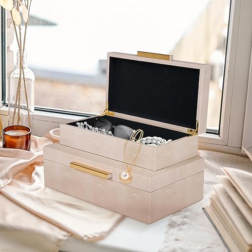 Miniatura 7 de Hanna Roberts Joyero apilable de piel sintética con organizador de tapas, juego de 2 cajas de almacenamiento decorativas Shagreen beige con asas de