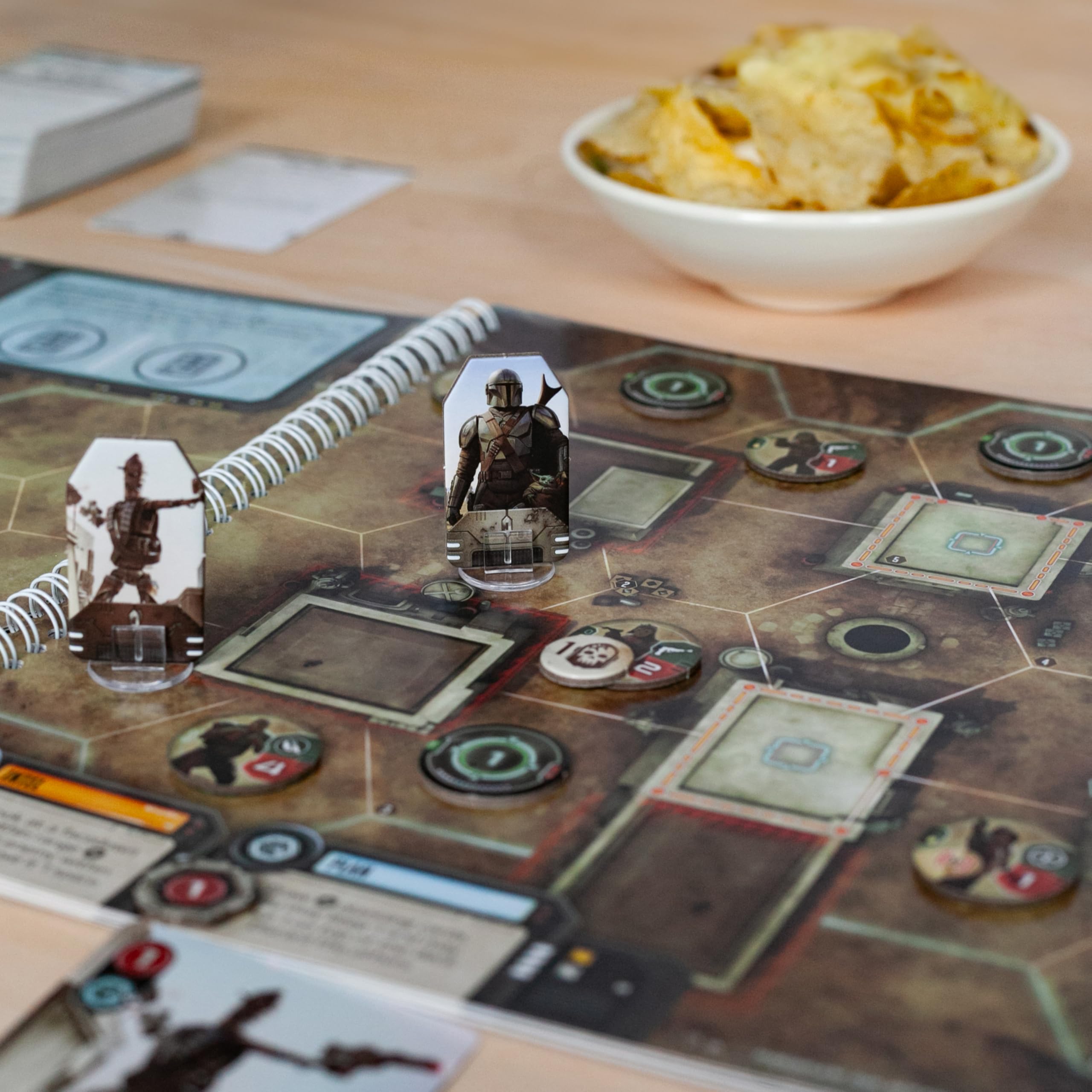 Asmodee – THE MANDALORIAN ADVENTURES – Diventate gli Eroi Completando Tutte le Missioni – Gioco da Tavolo Collaborativo Strategico – Idea Regalo Star Wars – 1-4 Giocatori – 12+ Anni – Ed. in Italiano
