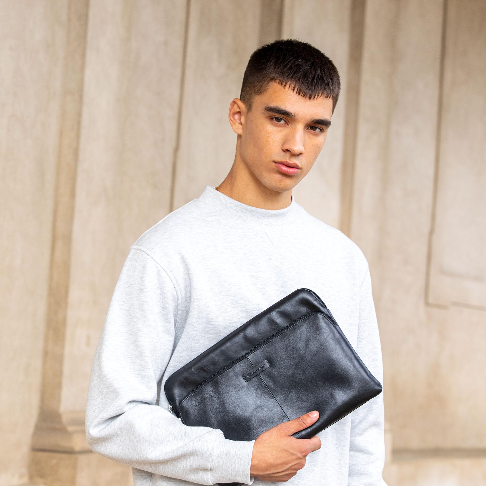 dbramante1928 - Funda para portátil Skagen Pro+ - Compatible con MacBook Pro Laptop Air 13" - Funda para portátil - Funda para portátil - Bolsillo Exterior y Cremallera - Piel Negro