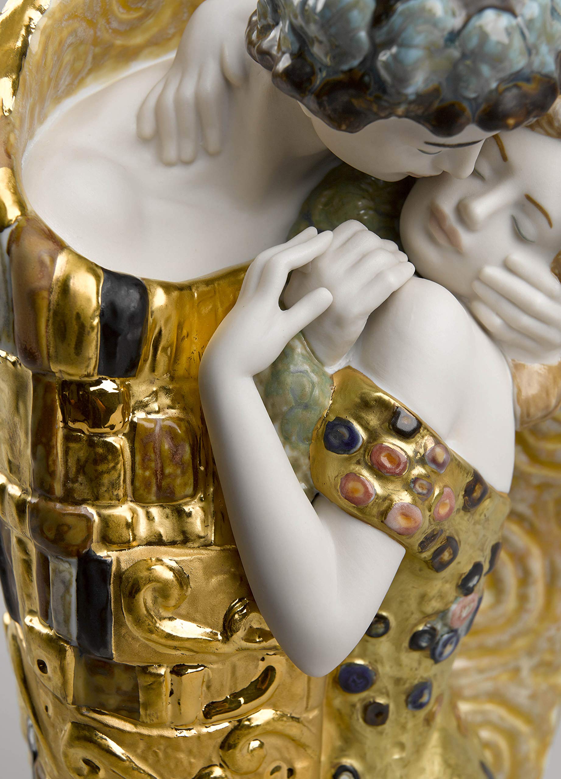 Amazon.com: LLADRÓ The Kiss Couple Sculpture. Golden Luster