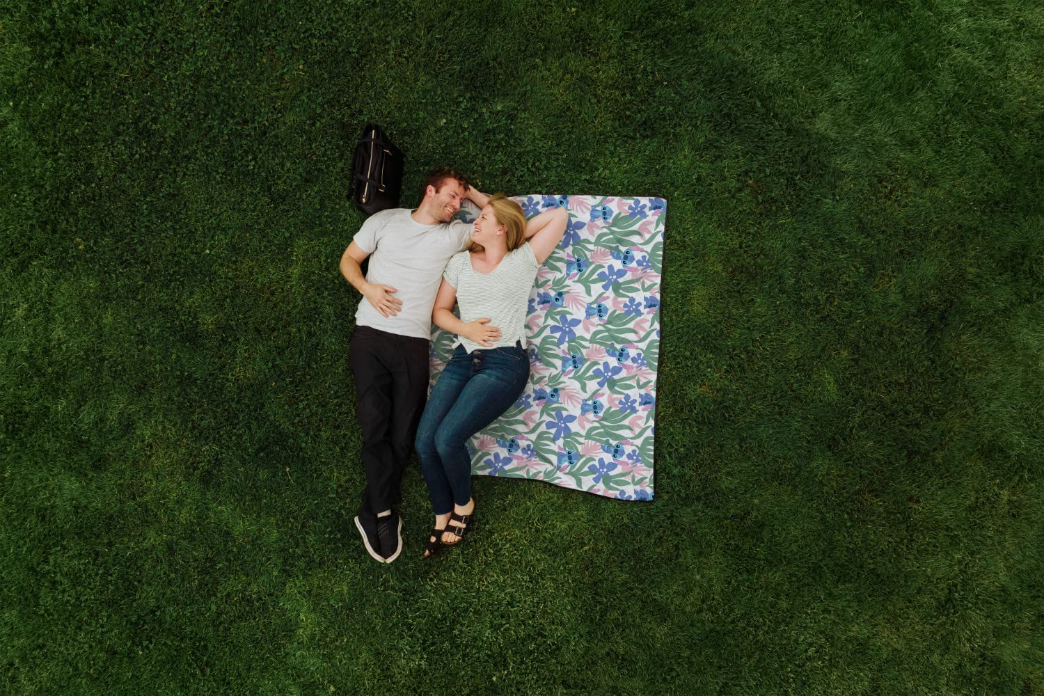 PICNIC TIME Disney Lilo & Stitch Impresa Picnic Blanket, Lightweight Beach Blanket, Machine Washable, (Blue and Green)