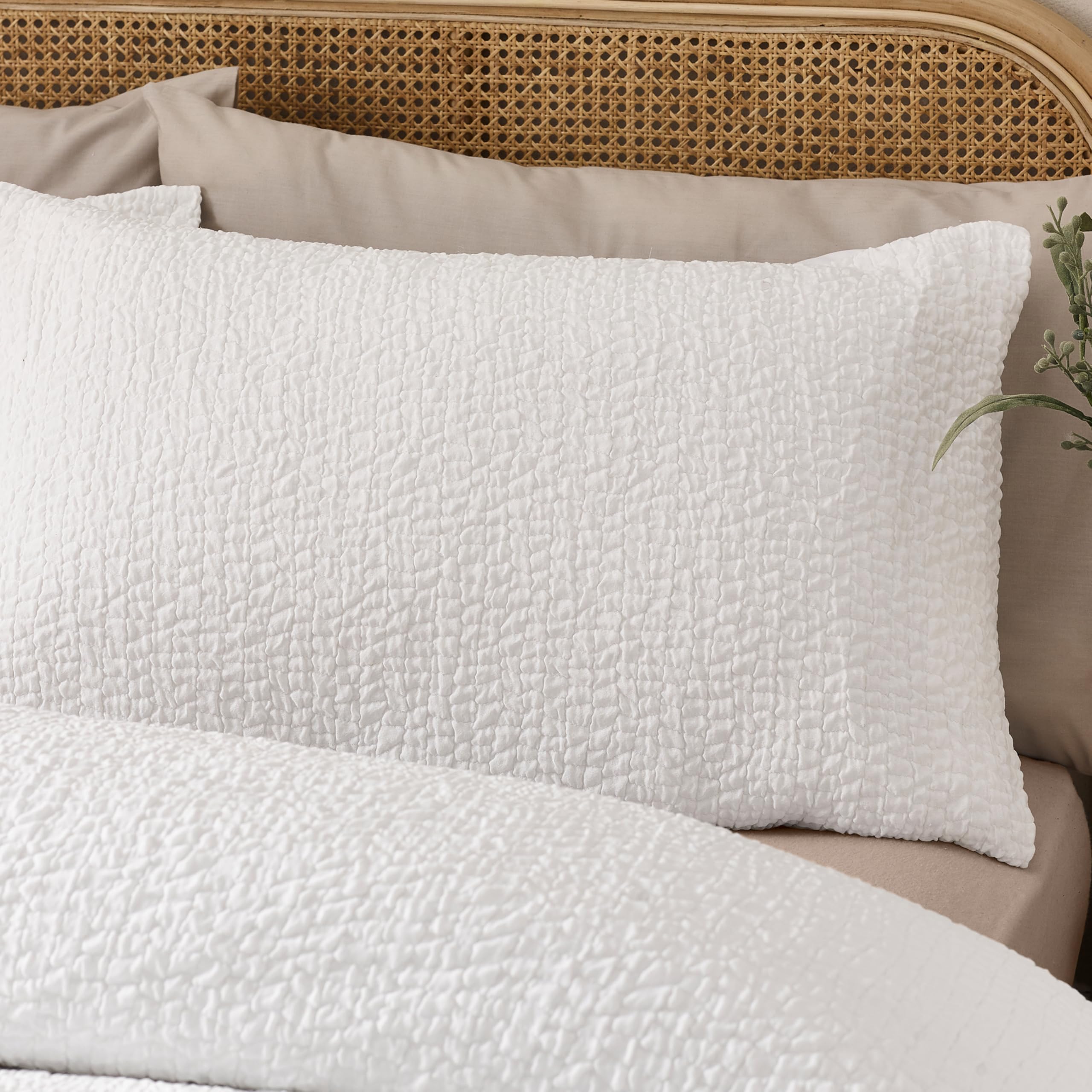 Catherine Lansfield Crinkle Seersucker Double Duvet Cover Set including Pillowcases White - Image 2