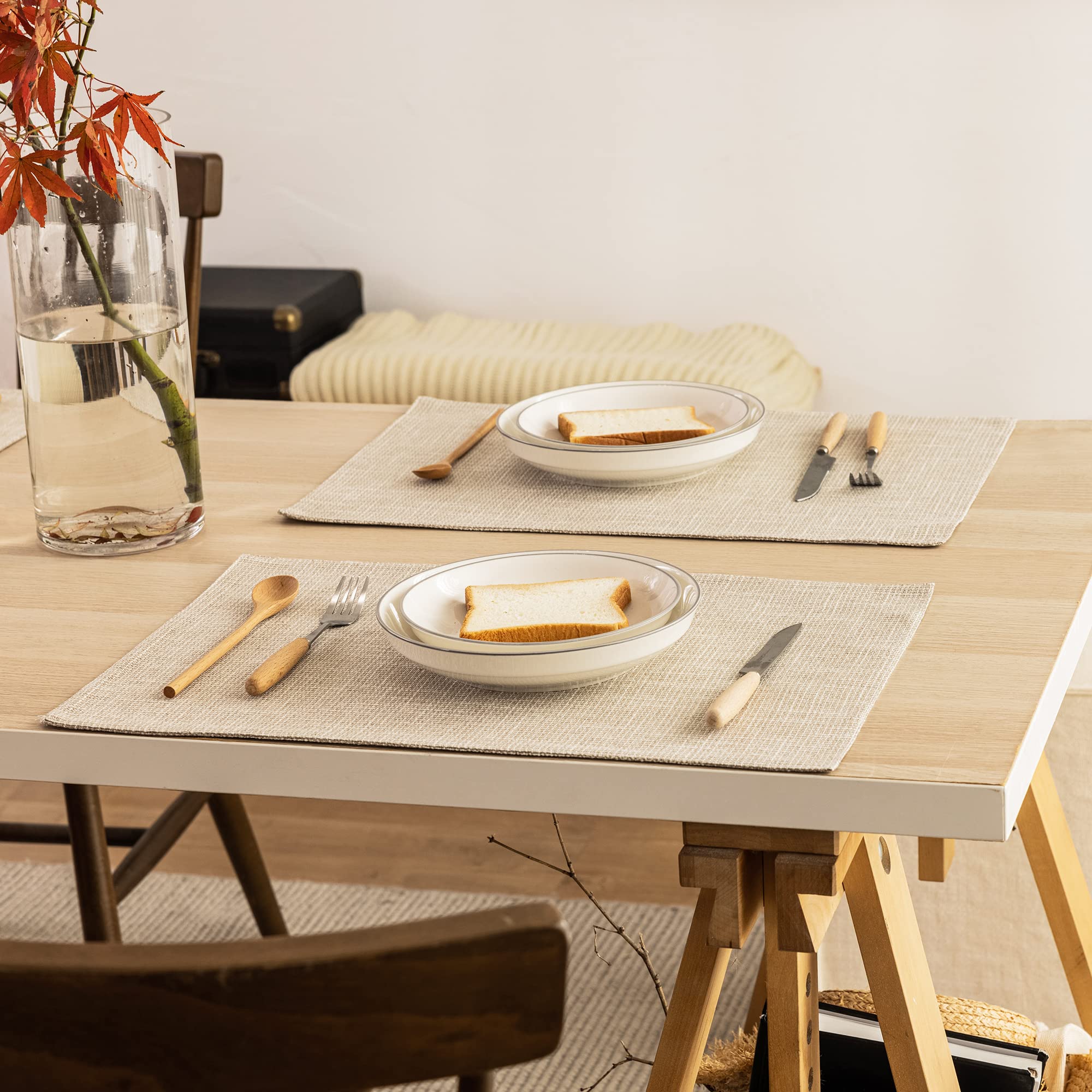 Kevin Textile - Juego de 4 manteles individuales lavables resistentes al calor para fiestas, cena buffet, 33 x 48 cm, color beige claro