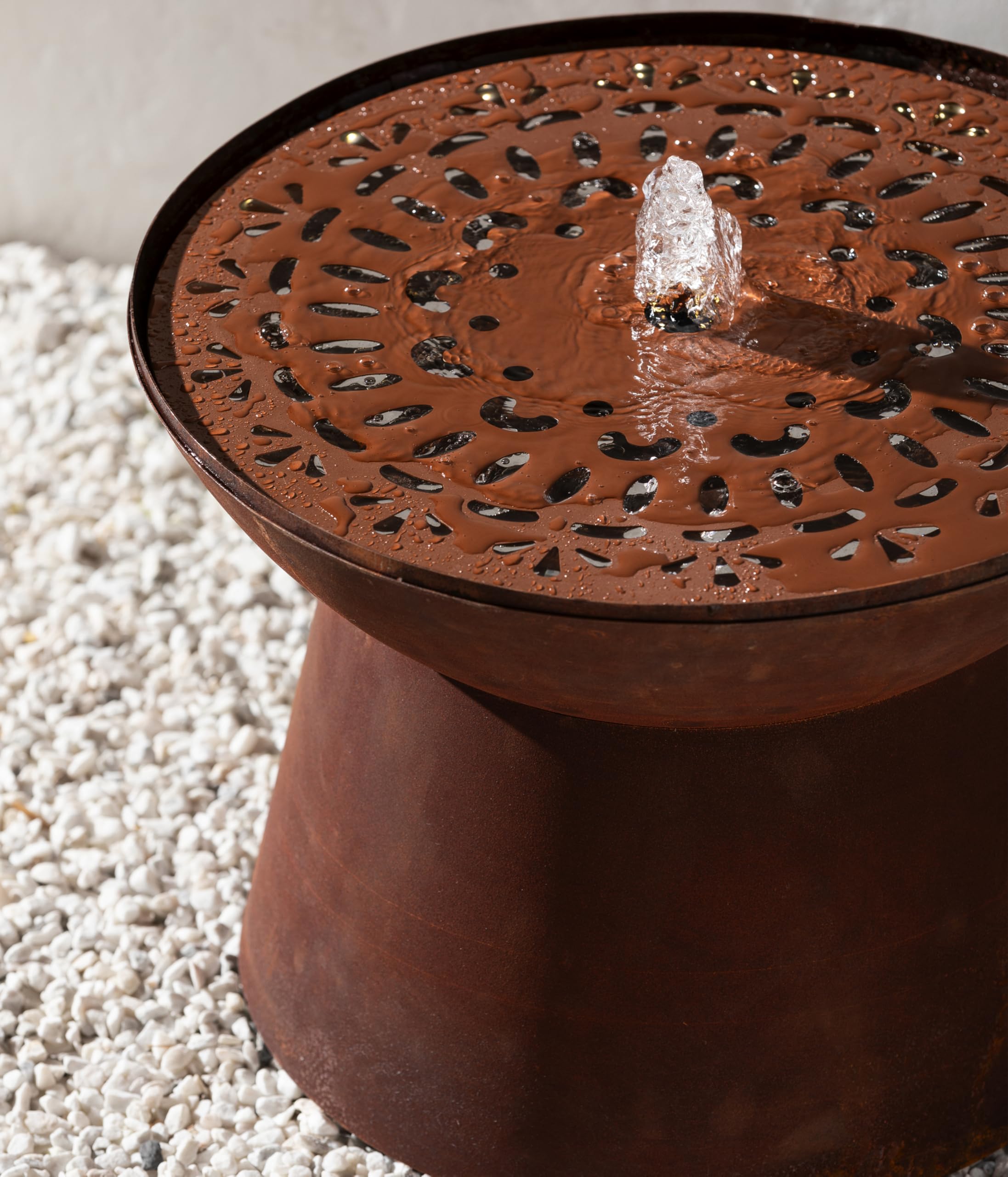 Dehner Gartenbrunnen Floral, frostbeständiger Brunnen für Außen, Komplett-Set mit warmweißer LED Beleuchtung/Pumpe/Trafo, Höhe 66 cm, Ø 50 cm, Cortenstahl, Kupfer-Farben