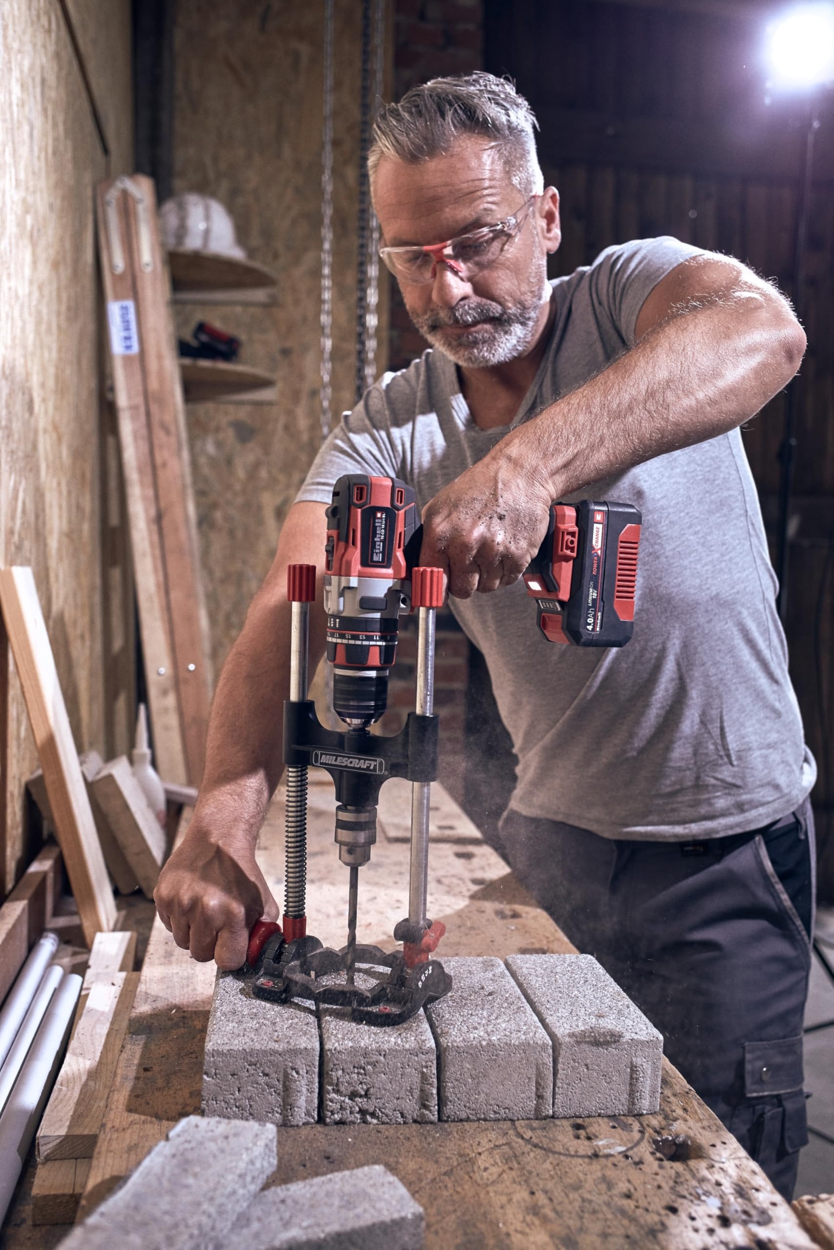 kwb Mobiler Bohrständer mit Bohrfutter, für präzises Bohren, Einstellbare Winkelarretierung, für Flächen und runde Werkstücke, Manuell, Standard, Grau