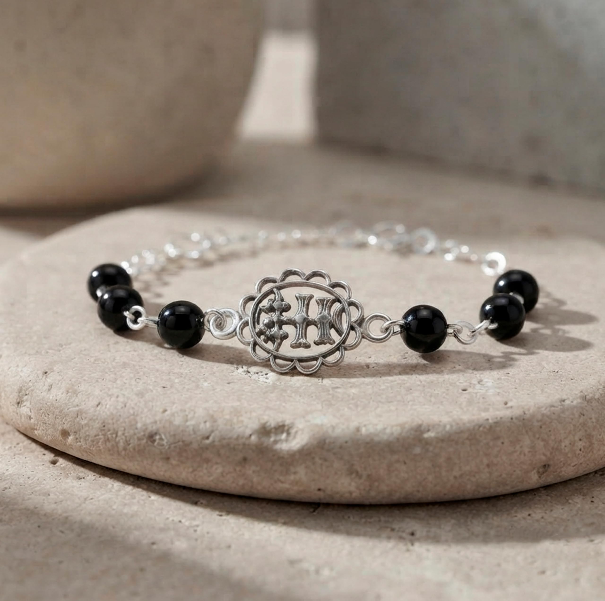 Only faith Bracciale con croce di Caravaca in argento Sterling 925 con onice nero | Pietre naturali da 6 mm, lunghezza 19 cm regolabile, design artigianale, ipoallergenico, chiusura a molla