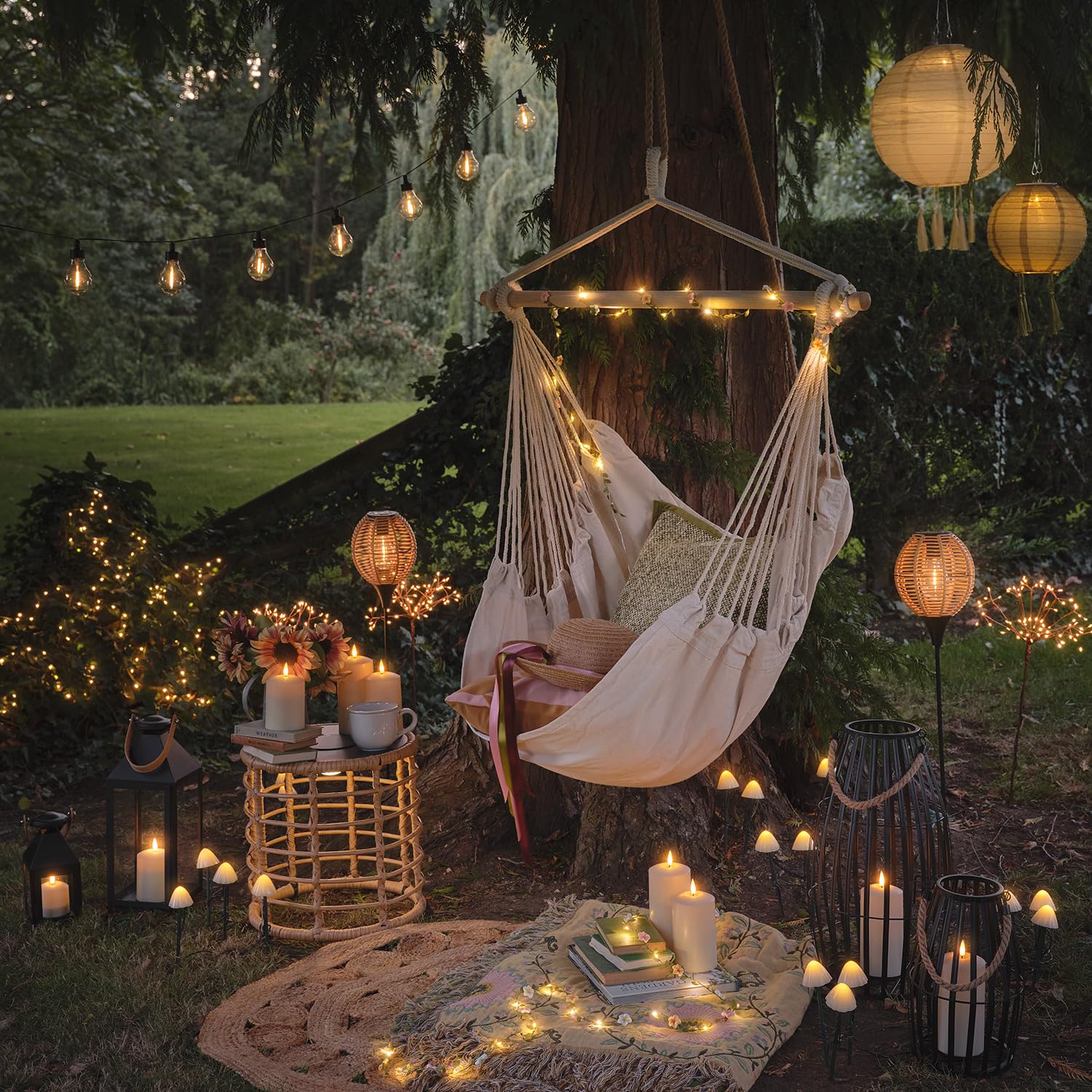 Lights4fun Hygge Solar-Beistelltisch in Flechtoptik mit dimmbarer Beleuchtung | warmweiße LED | Solarbetrieb Sonnenenergie | Sommer Dekoration für Außen Balkon Garten Terrasse | Maße (H) 36 cm × 35 cm