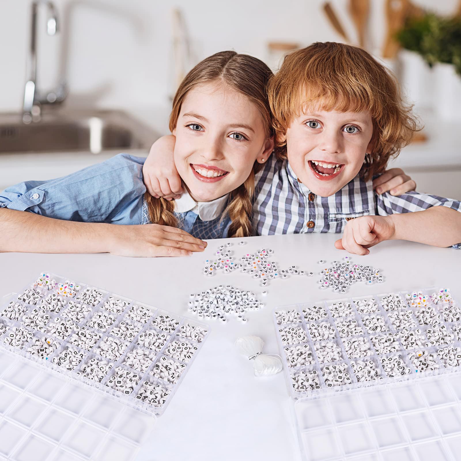 1400+ pezzi Set di perline di lettere per braccialetti, set di perline a forma di cuore colorate in bianco e nero con elastico da 5 m per braccialetti di amicizia per bambini,braccialetti per capelli