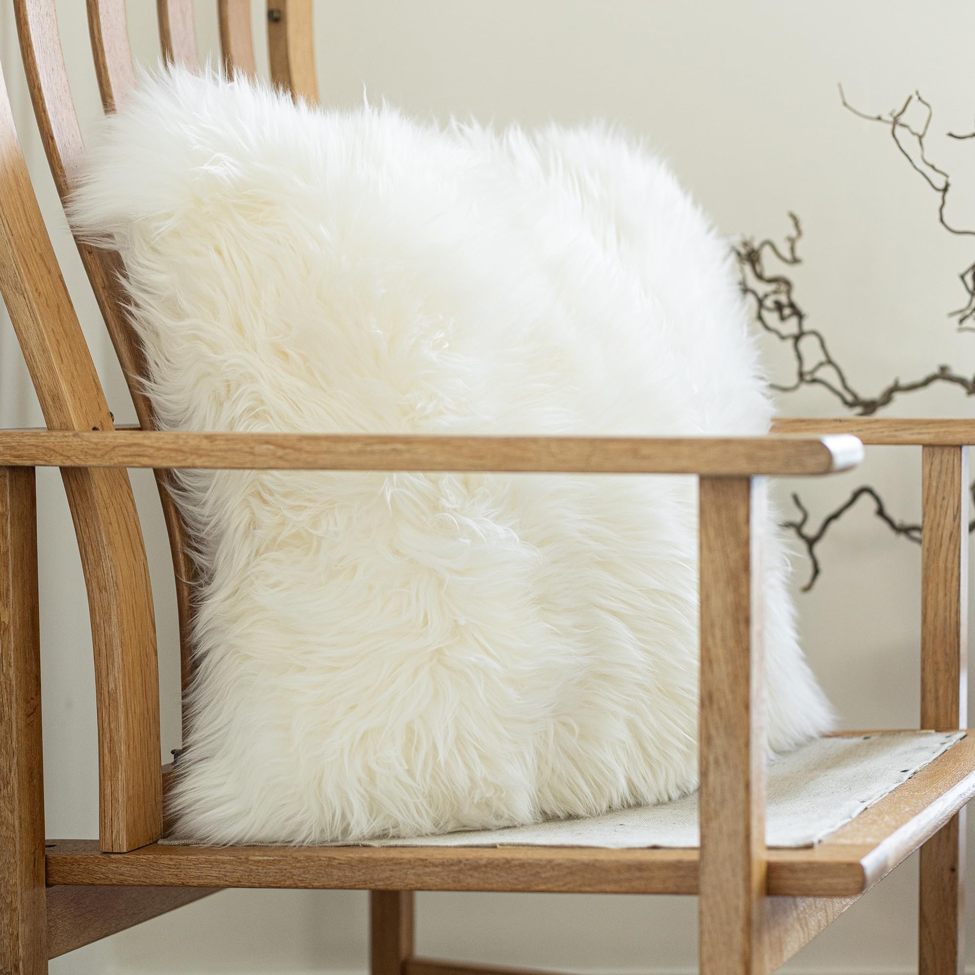 Nordic Sheep Housse de Coussin en Peau de Mouton 50x50cm, Blanc | Peau de mouton véritable, douce et moelleuse, parfaite pour canapé et lit, plusieurs couleurs