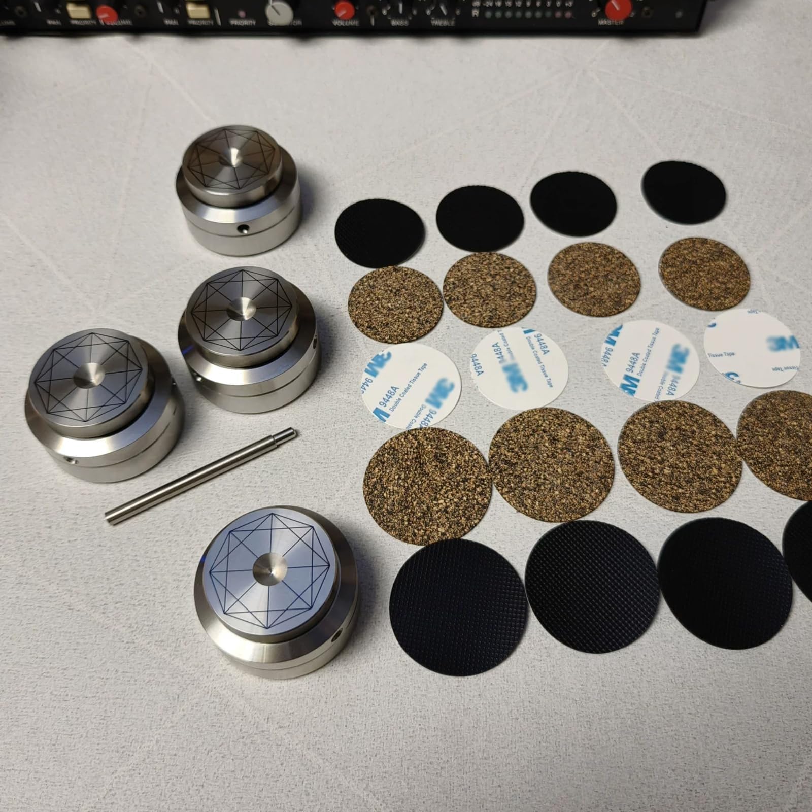 Cuscinetti isolanti per altoparlanti, 4 pezzi, piedini ammortizzatori audio HiFi con altezza regolabile, base antiscivolo in acciaio inossidabile 304 per amplificatori e altoparlanti DAC
