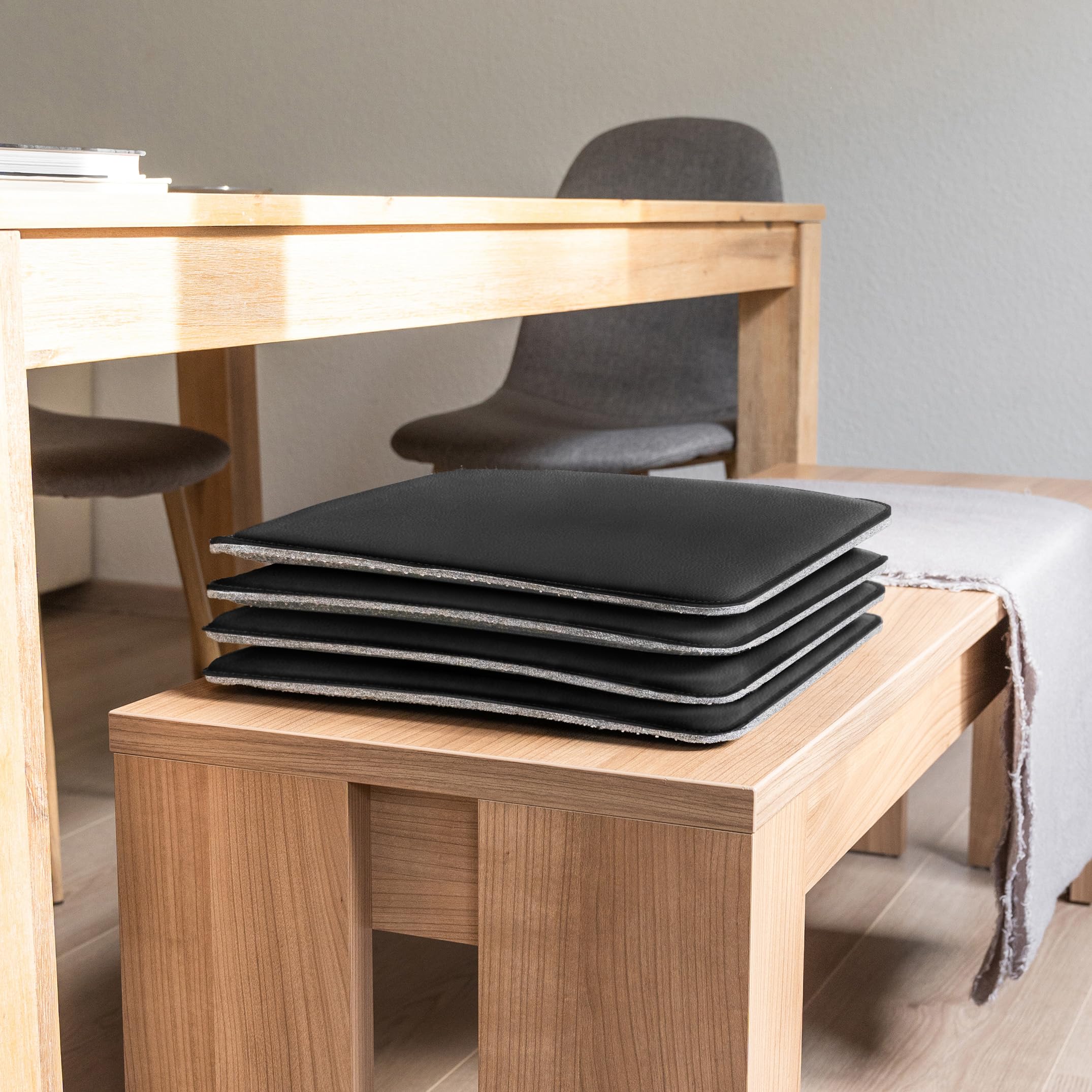 Miqio Design Sitzkissen | Wendekissen Rechteckig aus Filz und Kunstleder | Komfortgröße XL Stuhlkissen 40x40 cm | 4er-Set | Sitzauflage für Bank und Stuhl | Hellgrau-Schwarz