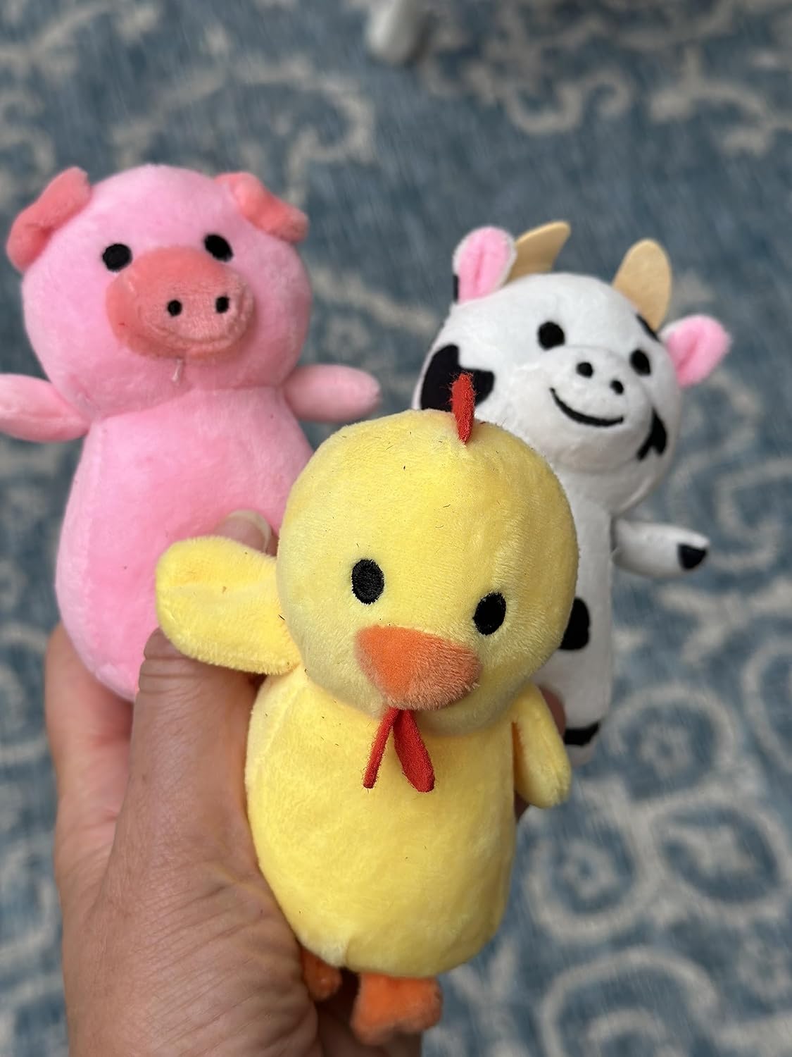 Glow Pups 隠して探す 農場の動物たち 納屋の動物たち 音を鳴らす納屋の動物たち (豚、牛、ニワトリ) 3個パック