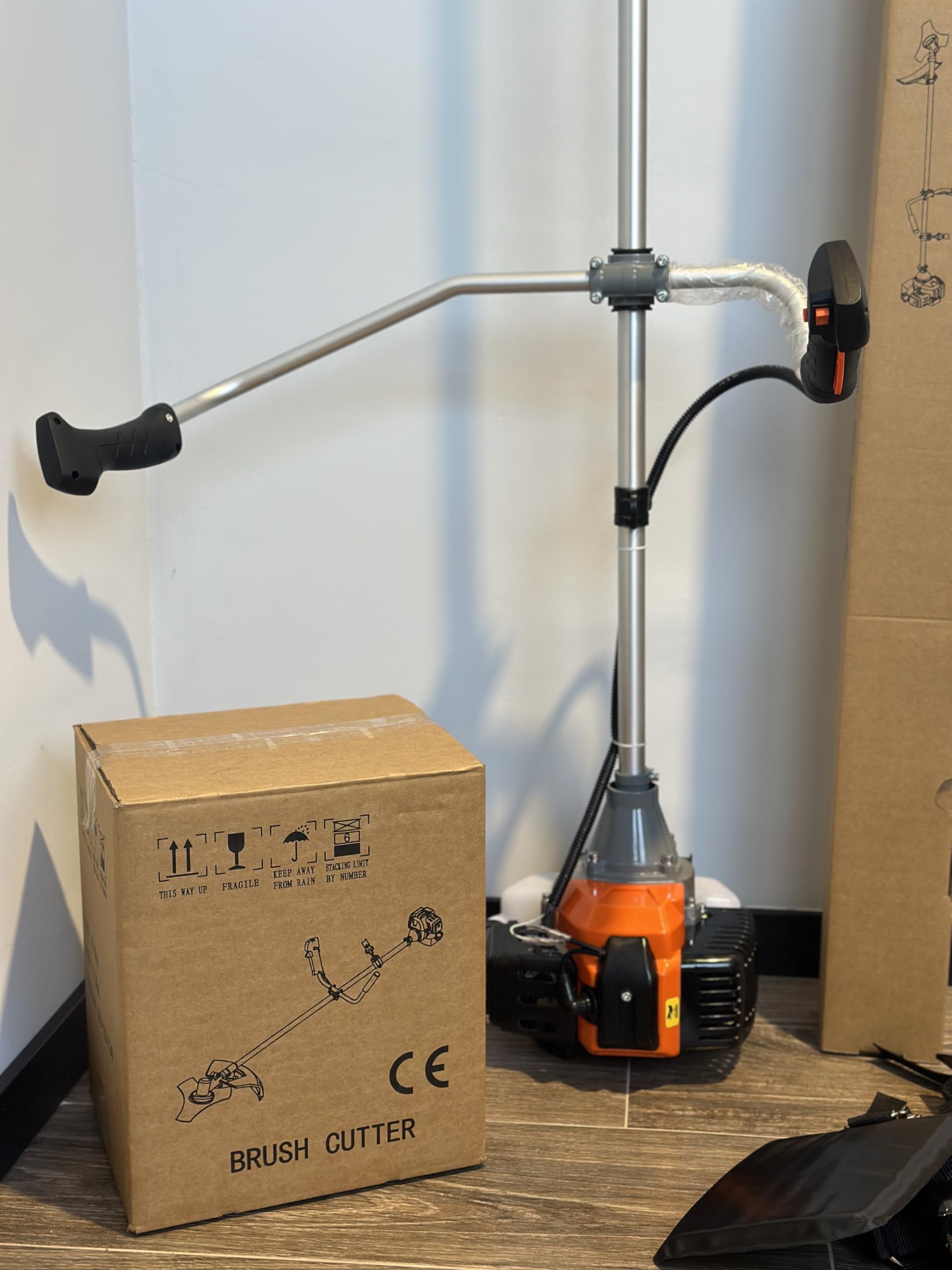 Desbrozadora Gasolina Profesional Multifunción, Modelo CG260 (A). con Mando, 25,4CC, Tanque de 750ml, Cuchilla de 3 Dientes, Carrete, Sistema Antivibración y Cortadora, Motor de 2 Tiempos.