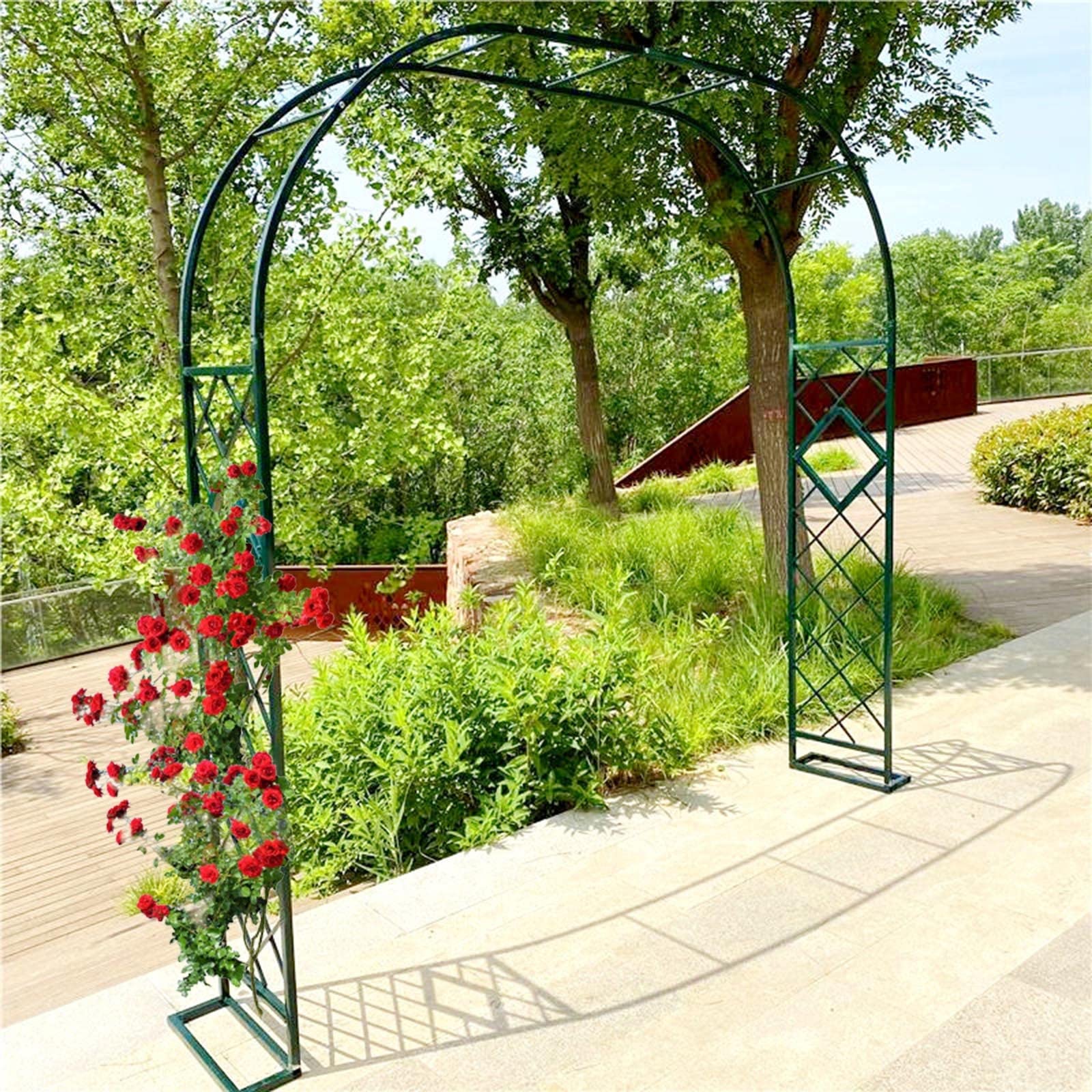 Arche de mariage en métal et treillis de jardin pour créer une allée fleurie