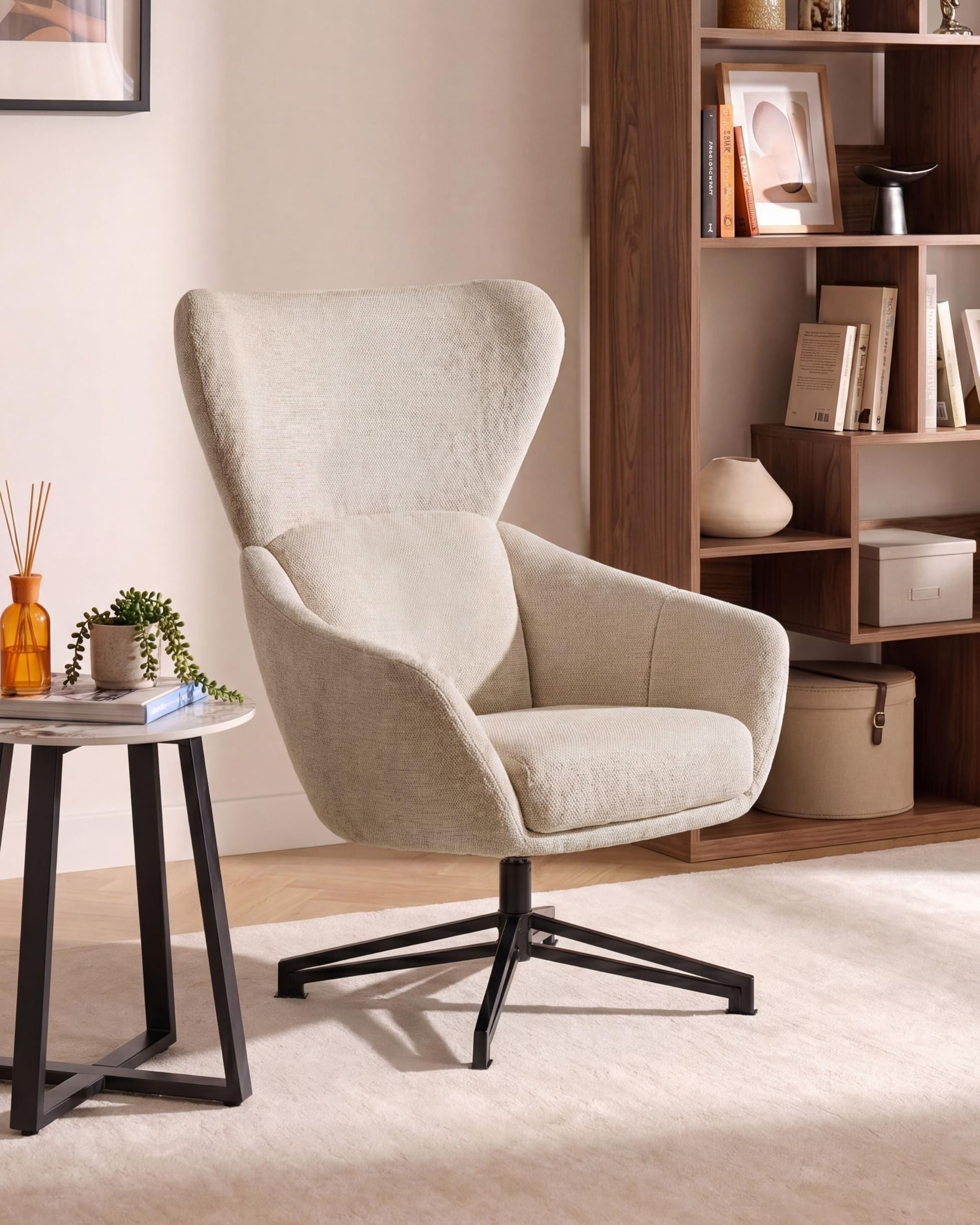 Fotel obrotowy z wysokim oparciem mid-century modern kubełkowy retro jasnobeżowy Dalen