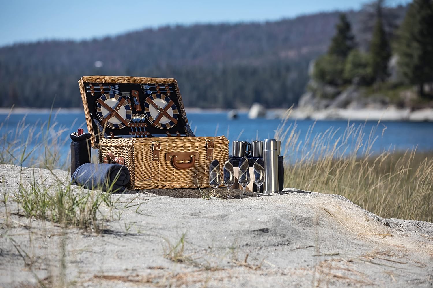 PICNIC TIME - Windsor Luxury Picnic Basket for 4 - Large Wicker Picnic Basket - Deluxe Picnic Set 4, (Navy Blue)