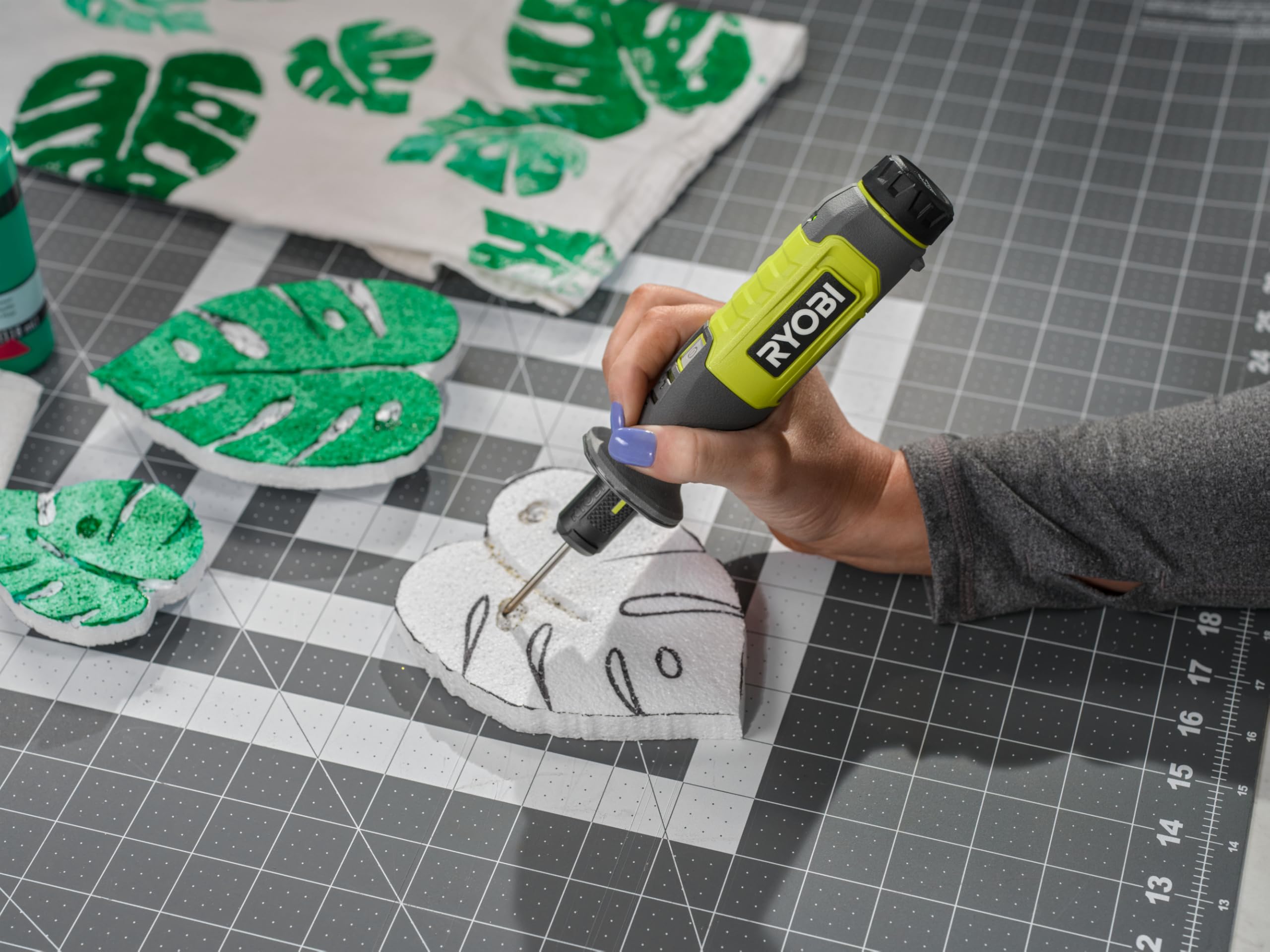 Ryobi RHC4-0, Taglierina a Caldo 4V USB al Litio, Fino a 270°, Ideale per Tagli di Modellismo e Artigianato, Include 1 Punta con Filo, 1 Punta di Incisione e 1 Punta con Coltello, Batteria non Inclusa