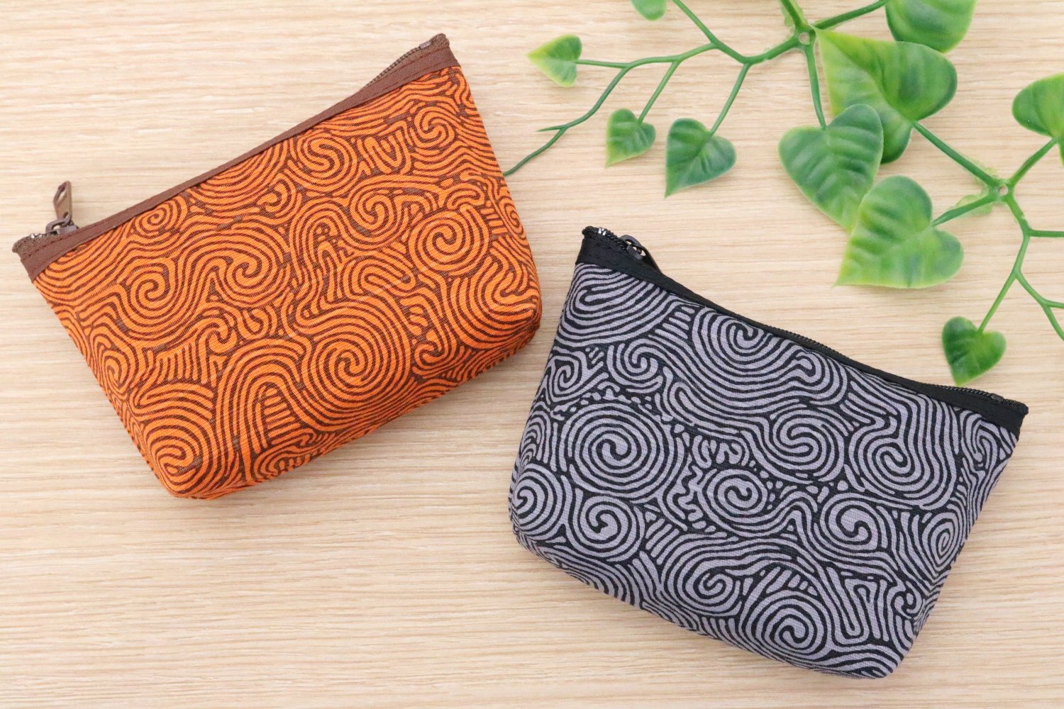 Amazon.co.jp: 京佑 日本製 小物入れ ポーチ 小銭入れ コインケース 約8.5×13cm 綿 化粧 ミニポーチ 縄文唐草 グレー :  文房具・オフィス用品