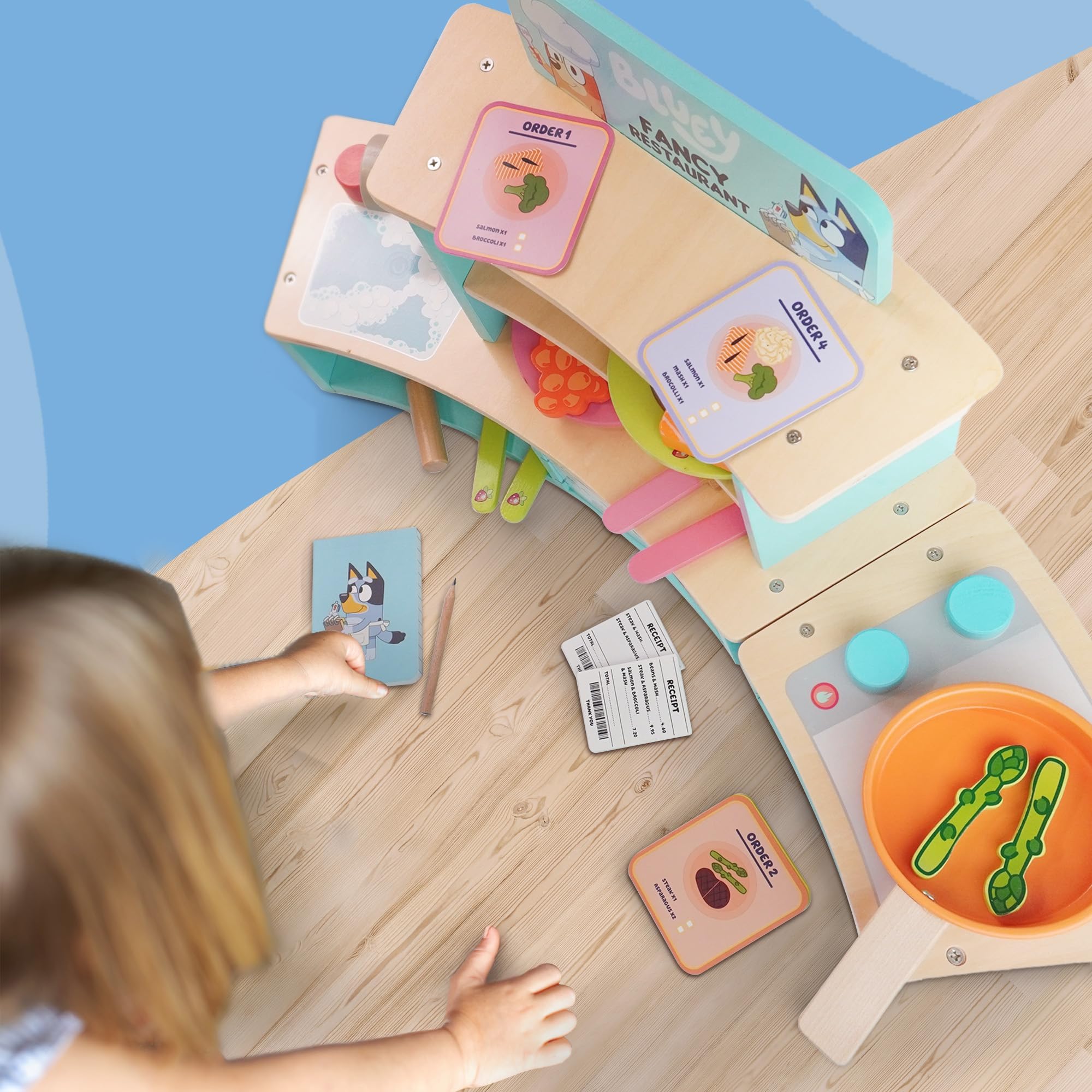 Bluey Juego de mesa para restaurante, cocina de madera para niños con horno, fregadero, nevera y accesorios de cocina, juguete de madera certificado FSC para juegos de rol imaginativos, a partir de 3