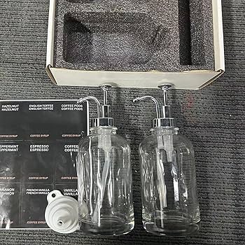 Distributore Per Sciroppo Caffè In Vetro 500 Ml Con Pompa – Set Da 2 Bottiglie + 2 Pompe + Imbuto + 9 Etichette Impermeabili, Per Caffetteria, Cucina, Ketchup, Lozioni