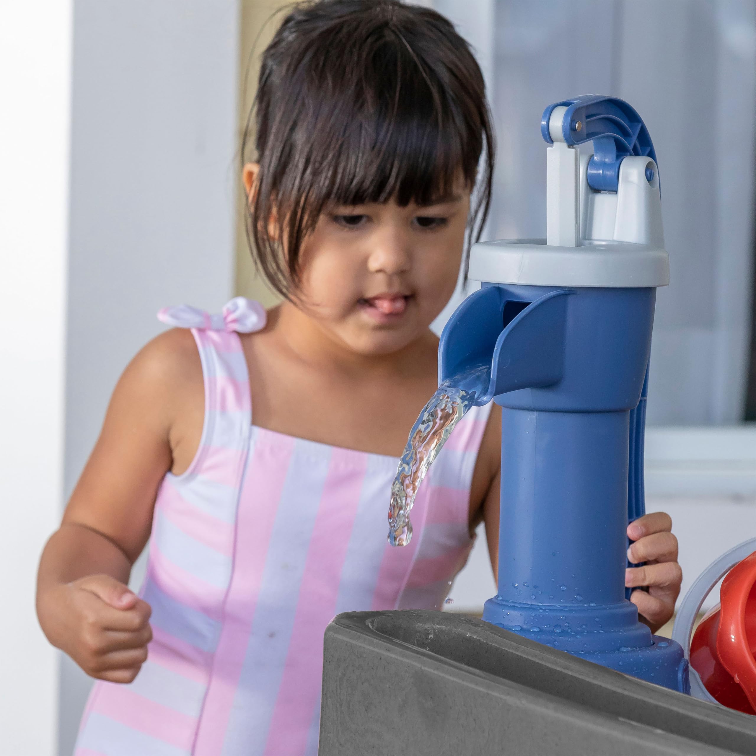 Step2 Pump & Splash Discovery Stone Pond Mesa de Agua de Plastico para ninos - Gris | Juguete acuatico/Mesa de Juegos para el Jardin con Conjunto de 10 Accesorios.