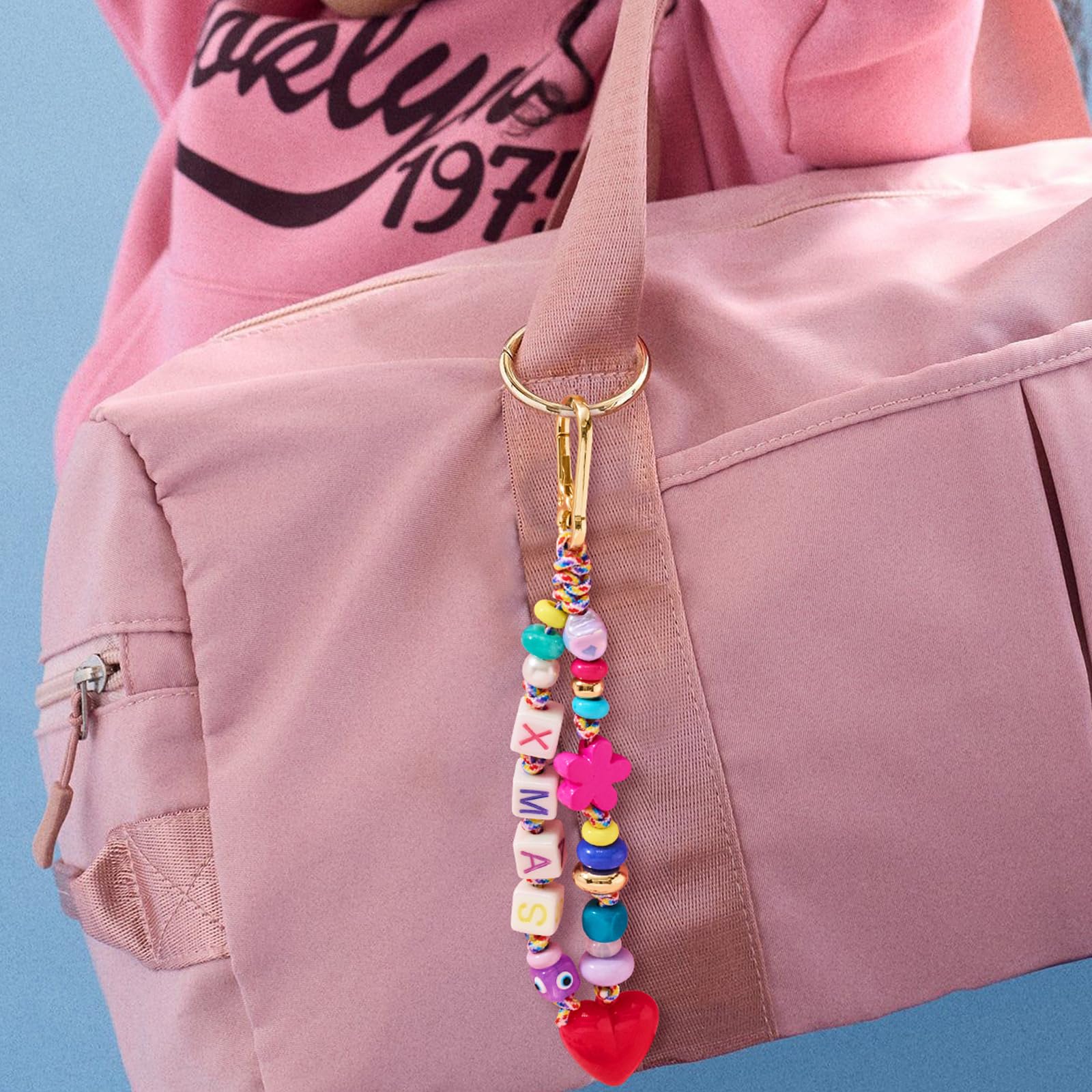 HolidayQbee Kit Perles DIY pour Bijou de Sac et Porteclef - Matériaux Complets avec Perles Formes Coeur/Fleur/Smiley + Lettres Alphabetiques - Accessoire de Sac Personnalisable
