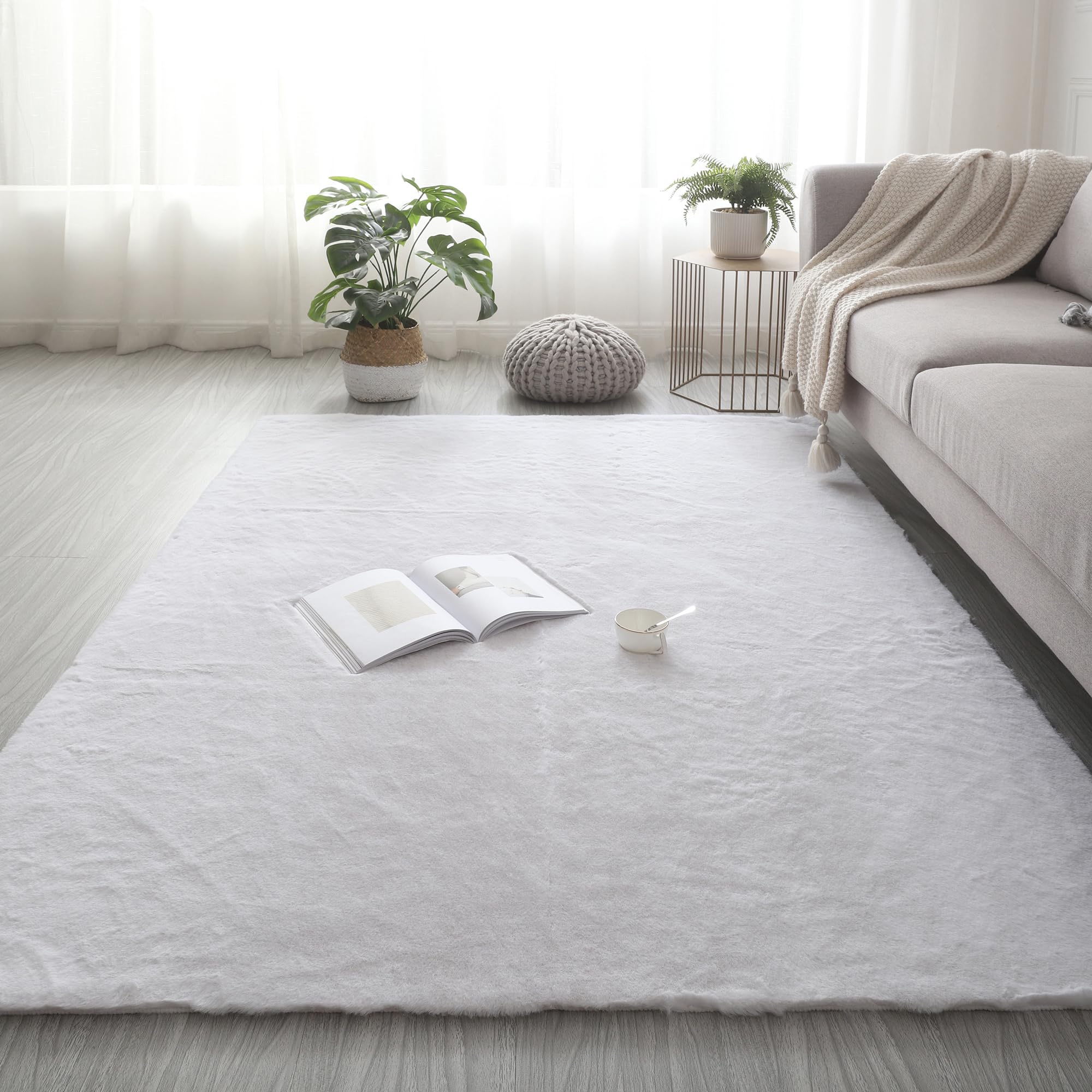 GGBOND Luxury Faux Rabbit Fur Carpet 60x120cm Thick Shaggy Plush Rug Anti-Shedding Hypoallergenic Non-Slip for Nursery Kids Play Pet Friendly Home Decor White