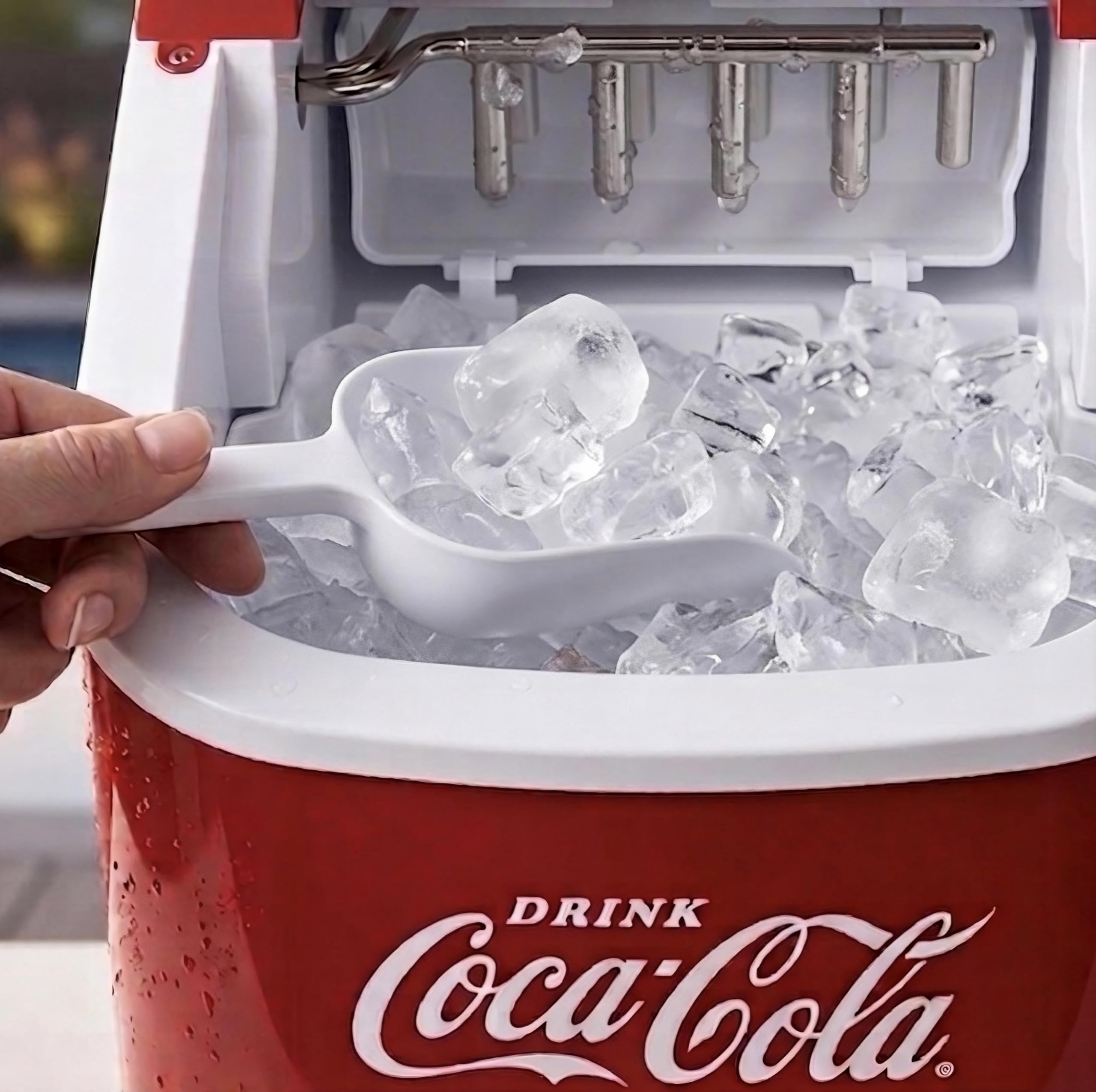 Salco Coca-Cola Retro Eiswürfelmaschine – Schneller Eiswürfelbereiter für Party, Camping & Home, 9 Würfel in 7-11 Min, Mobiler Eismacher mit Tragebügel, 12kg/24h, Inkl. Schaufel & Korb, Rot