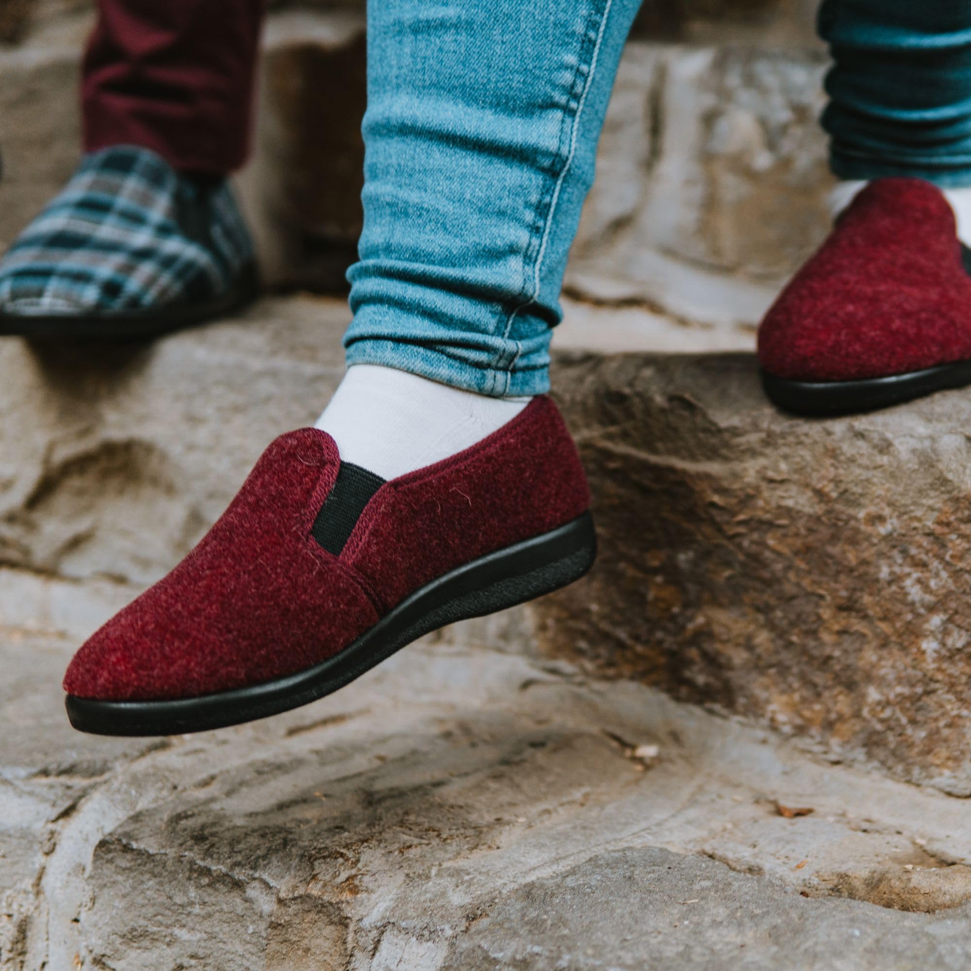 Woolee Hausschuhe Damen aus Merinowolle – Warme Rutschfeste Hüttenschuhe mit Geschlossener Ferse & Fester Sohle, Extra Bequem für Breite Füße & Hohen Rist