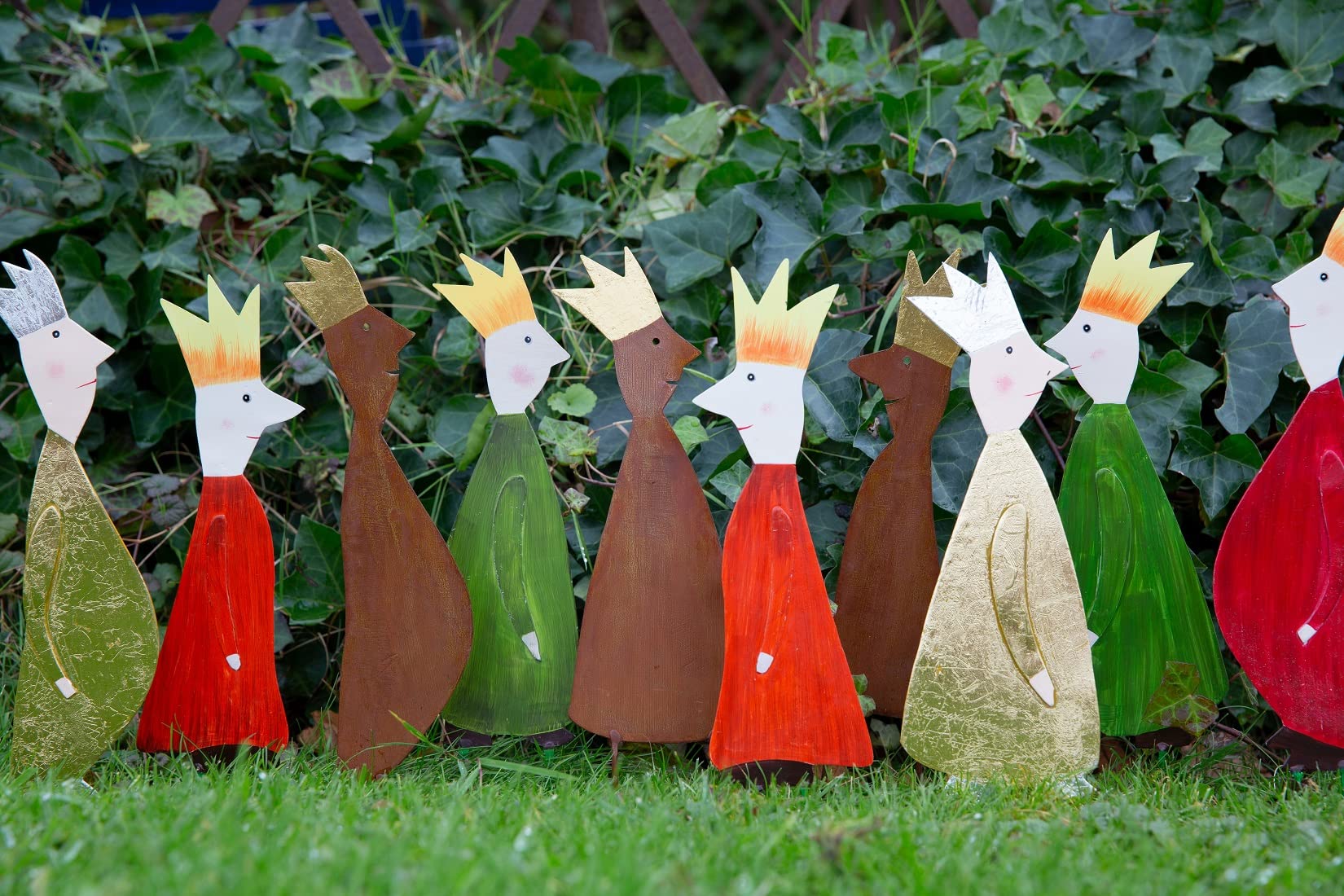 stimmungsvoller Gartenstecker Blumenstecker Dekofigur König als flache Silhouette mit großer Krone aus Metall beidseitig farbig bemalt in verschiedenen Größen (3-er Set klein)