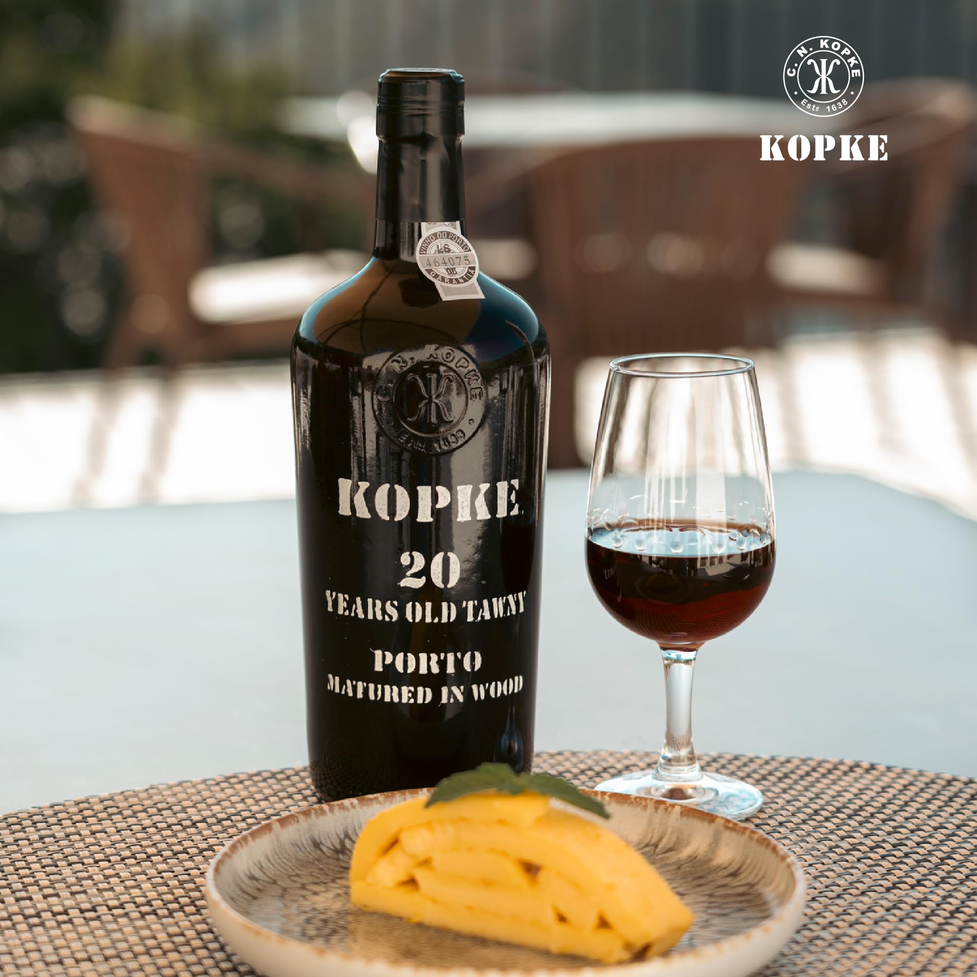 Kopke Tawny Portwein 20 Jahre alt - Exquisit im Holzfass Gereifter Portwein rot | Preisgekrönter Dessertwein | Elegante Flasche mit 0,75l, 20% Vol. in Geschenkkarton aus Holz