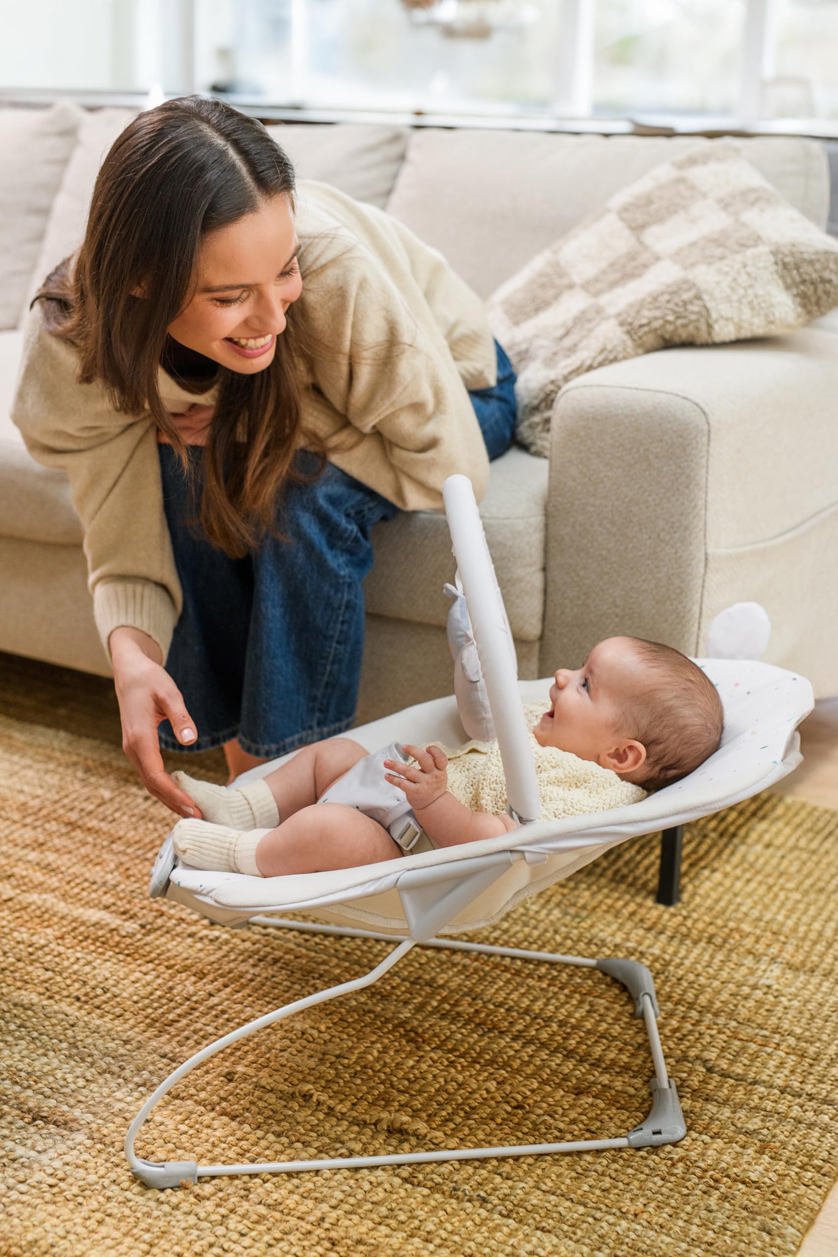 MoMi GLOSSY sdraietta per bambini fino a 9 kg, cintura 3 punti, struttura in metallo con piedini antiscivolo, 1,7 kg, 58×49×53 cm, modulo sensoriale per lo sviluppo del bambino