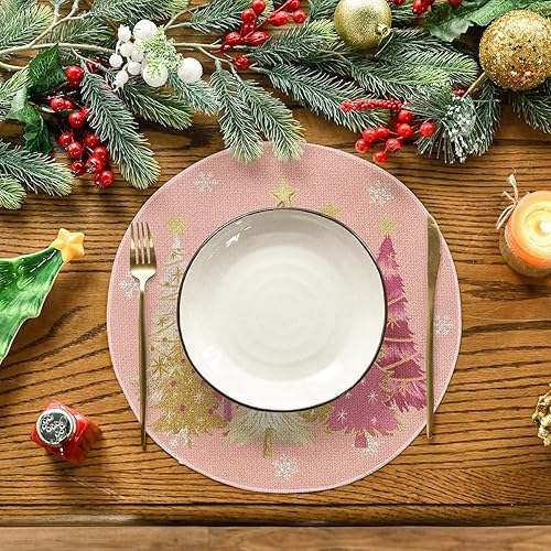 Miniatura 2 de Artoid Mode Juego de 4 manteles individuales redondos de Navidad con diseño de árboles de Navidad, copos de nieve, color rosa, 14 pulgadas, para