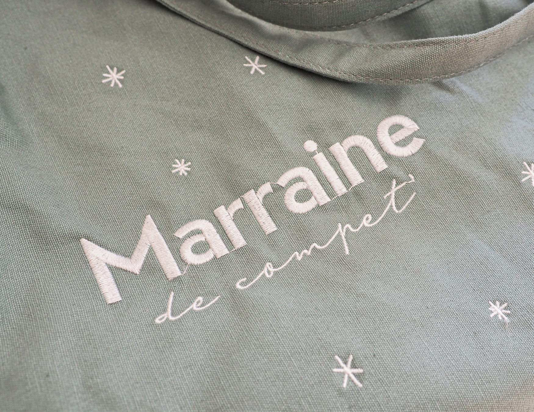 Manahia - Tote bag brodé Marraine de compet' - Sac Cadeau Marraine | Sac cabas broderie femme - Vert pastel - Avec poche - Cadeau personnalisé future marraine Noël & Anniversaire