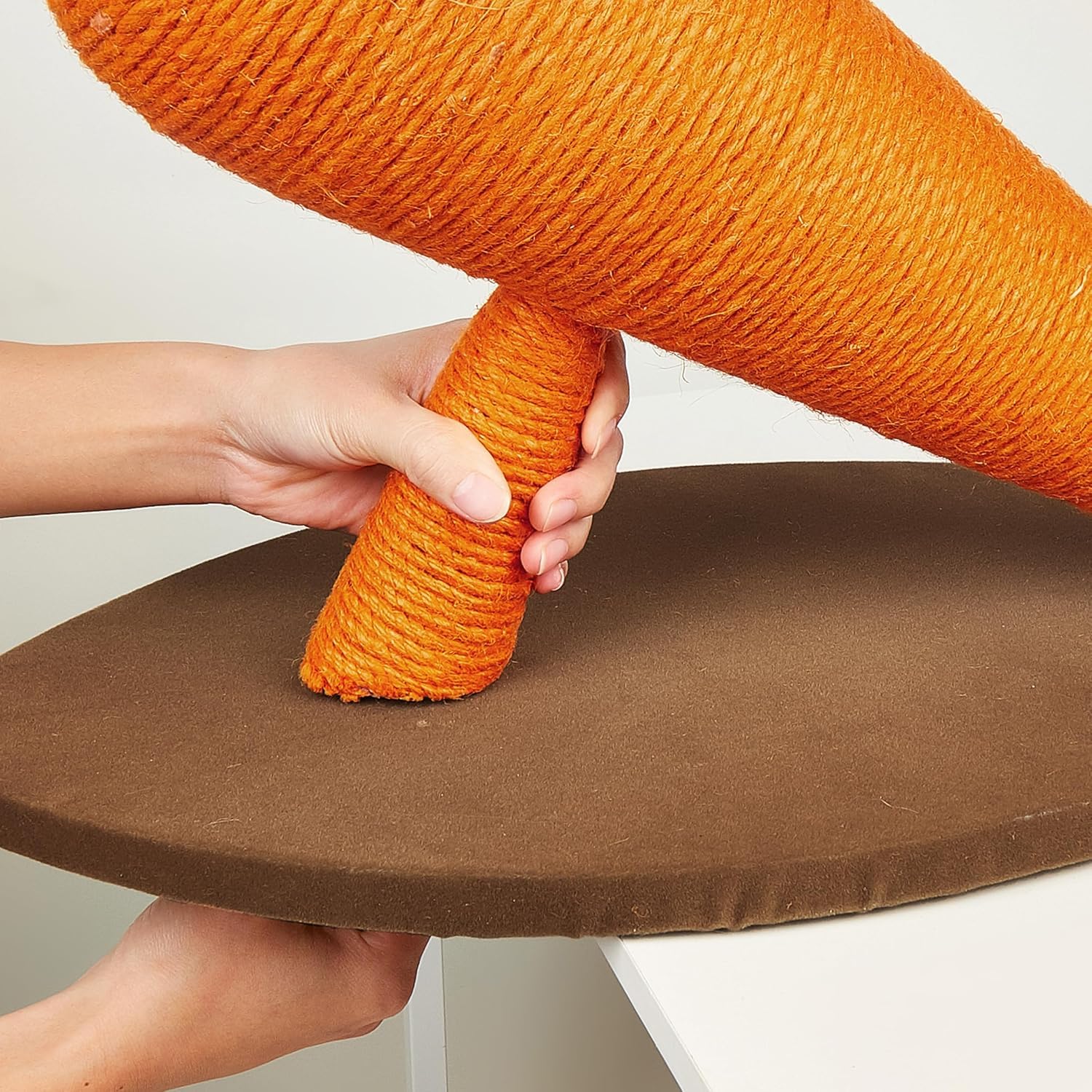 FOFOS Karottenkratzer für Katzen, verstellbares Katzenspielzeug, vertikal und horizontal verstellbar, Material aus natürlichem Sisalseil, einfach zu montieren, für alle Rassen (L)