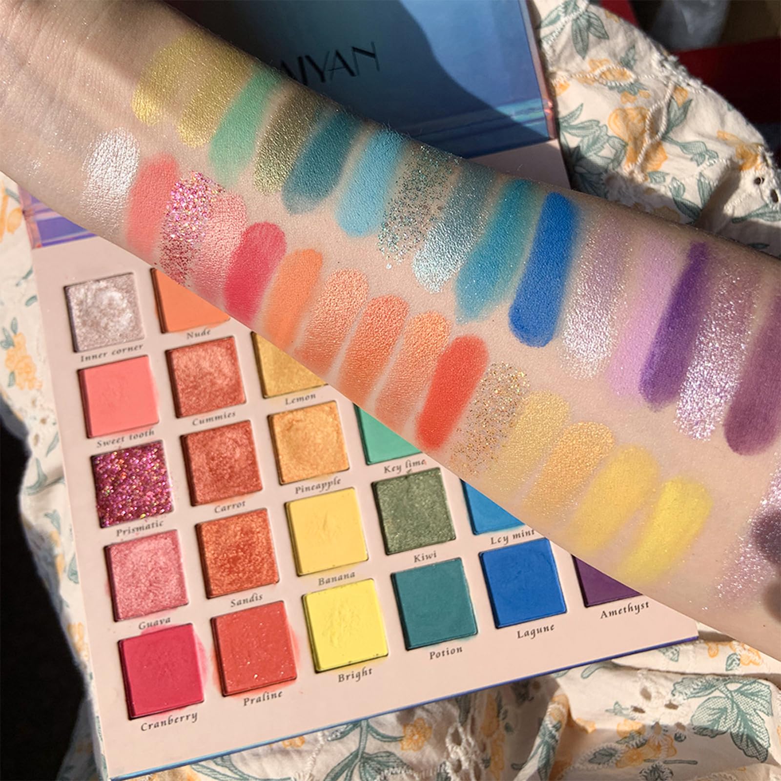Palette de fards à Paupières, Fard à Paupières Couleurs Vives, Ombres à Paupières Palette Maquillage Yeux Mat Pigmentées, Palette de Poudre de Fard à Paupières à Paillettes Perlées (30 Couleurs)