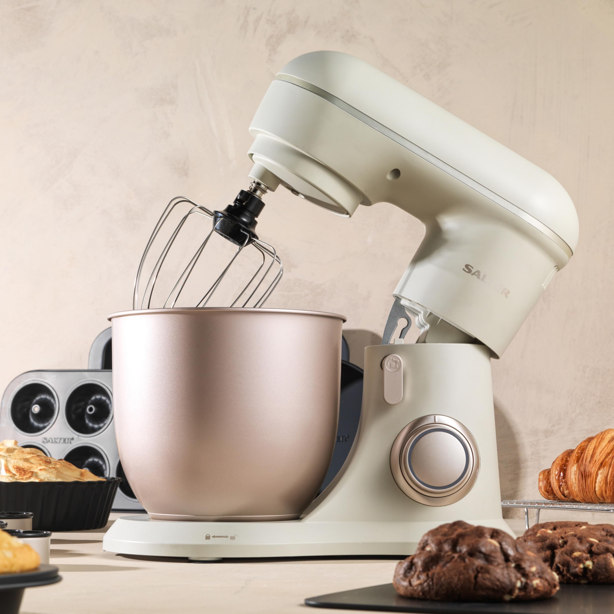 Salter EK5511SBOVDE Elektrische Standmixer - Rührer mit 4 Liter Rührschüssel, 10 Geschwindigkeitseinstellungen mit Pulse-Funktion, Abnehmbar Spritzschutz, Rührbesen, Teigknete- und Rühraufsatz, 1300W