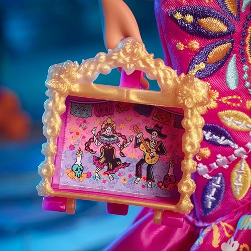 Miniatura 4 de Barbie Muñeca de moda exclusiva, 2023 Dia de Muertos coleccionable con vestido rosa con volantes y sosteniendo pequeño Ofrenda, incluye soporte para
