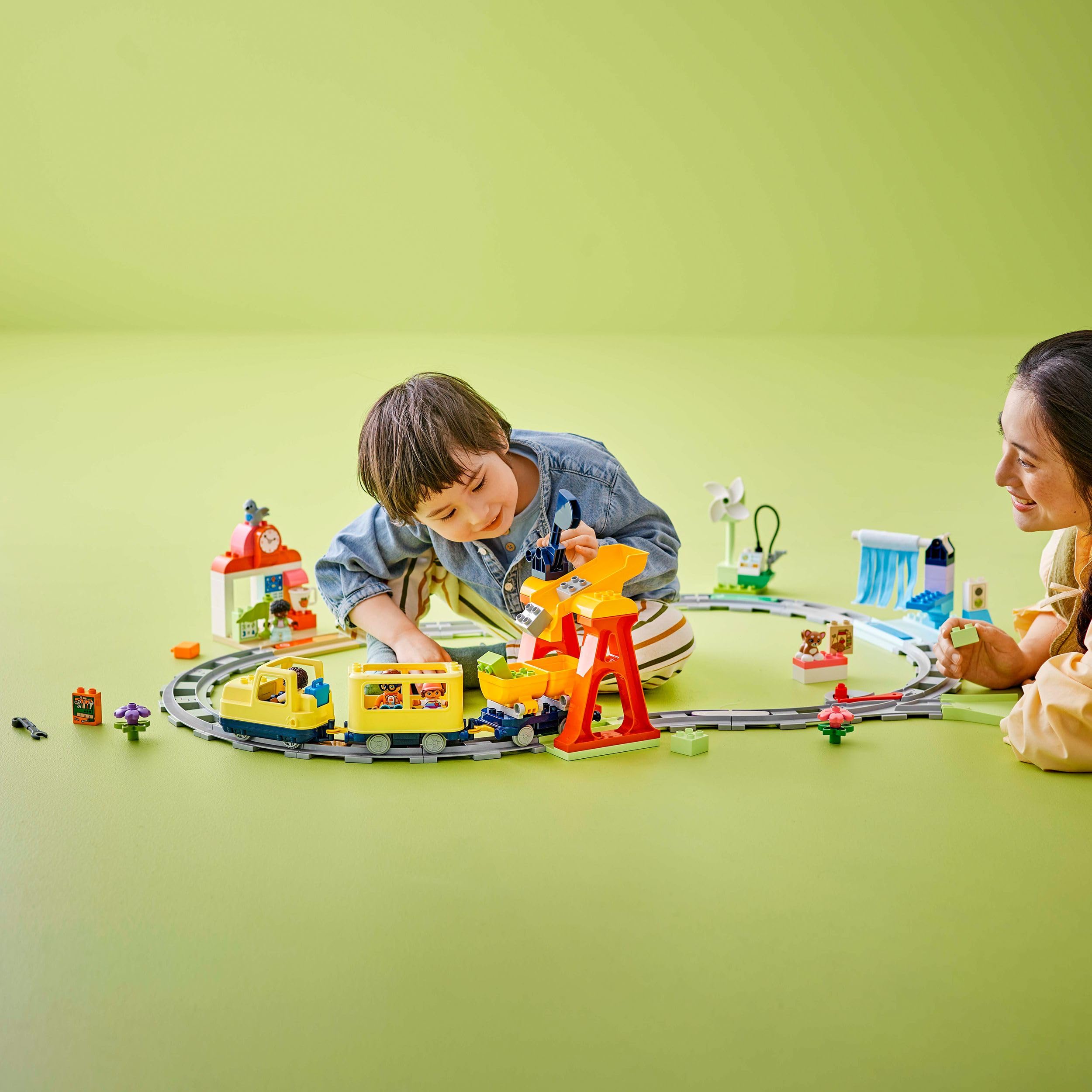LEGO DUPLO Grande Treno Comunitario Interattivo - Giochi Didattici per Bambini e Bambine da 3 Anni in su - Include un Treno Giocattolo Push&Go con Suoni e Luci, 16 Pezzi di Binario e 4 Figure - 10428